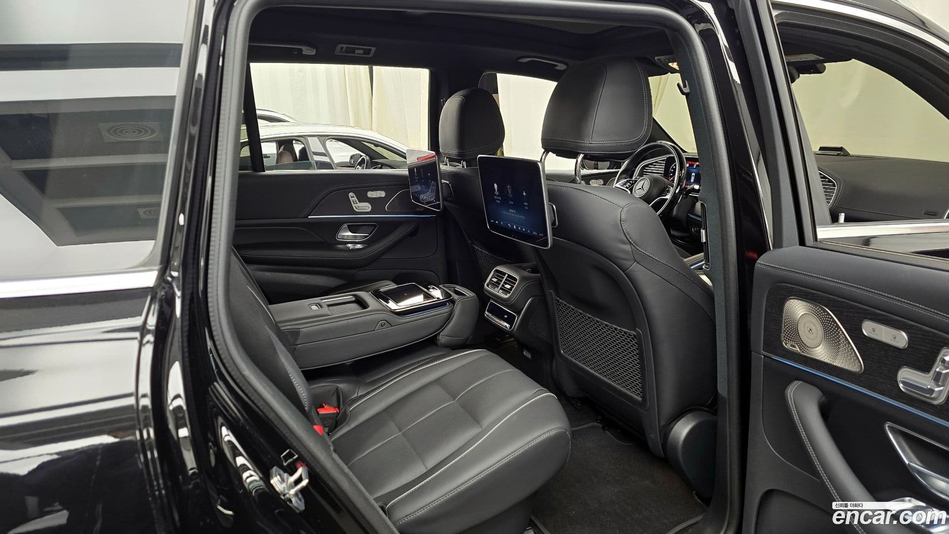 Main__Slider__Photo:GLS-Class Mercedes-Benz 2024.0-11