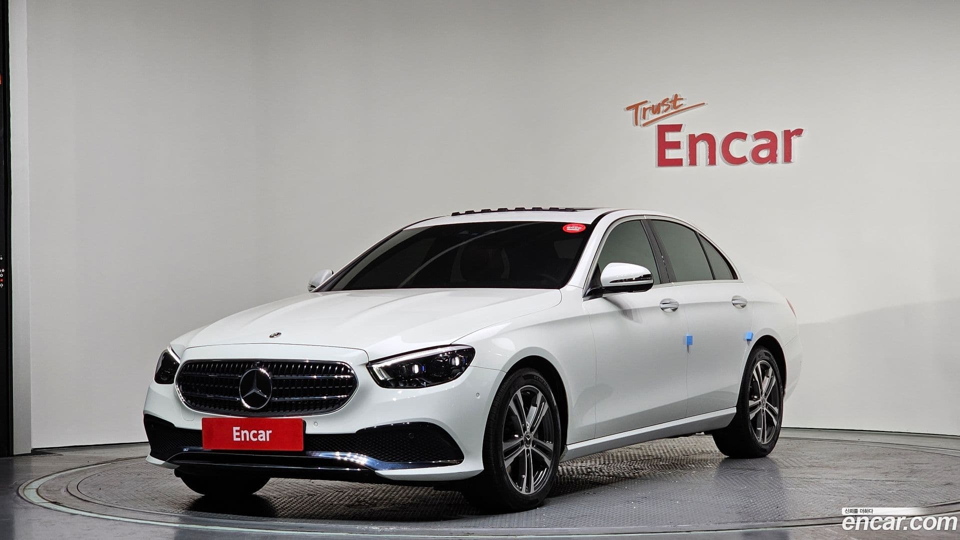 Main__Slider__Photo:E-Class Mercedes-Benz 2022.4-0