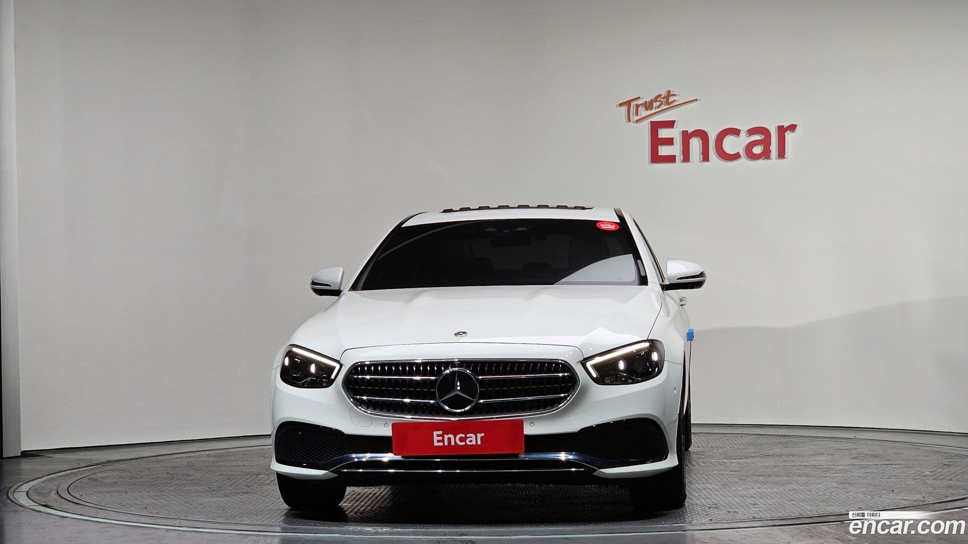 Main__Slider__Photo:E-Class Mercedes-Benz 2022.4-2