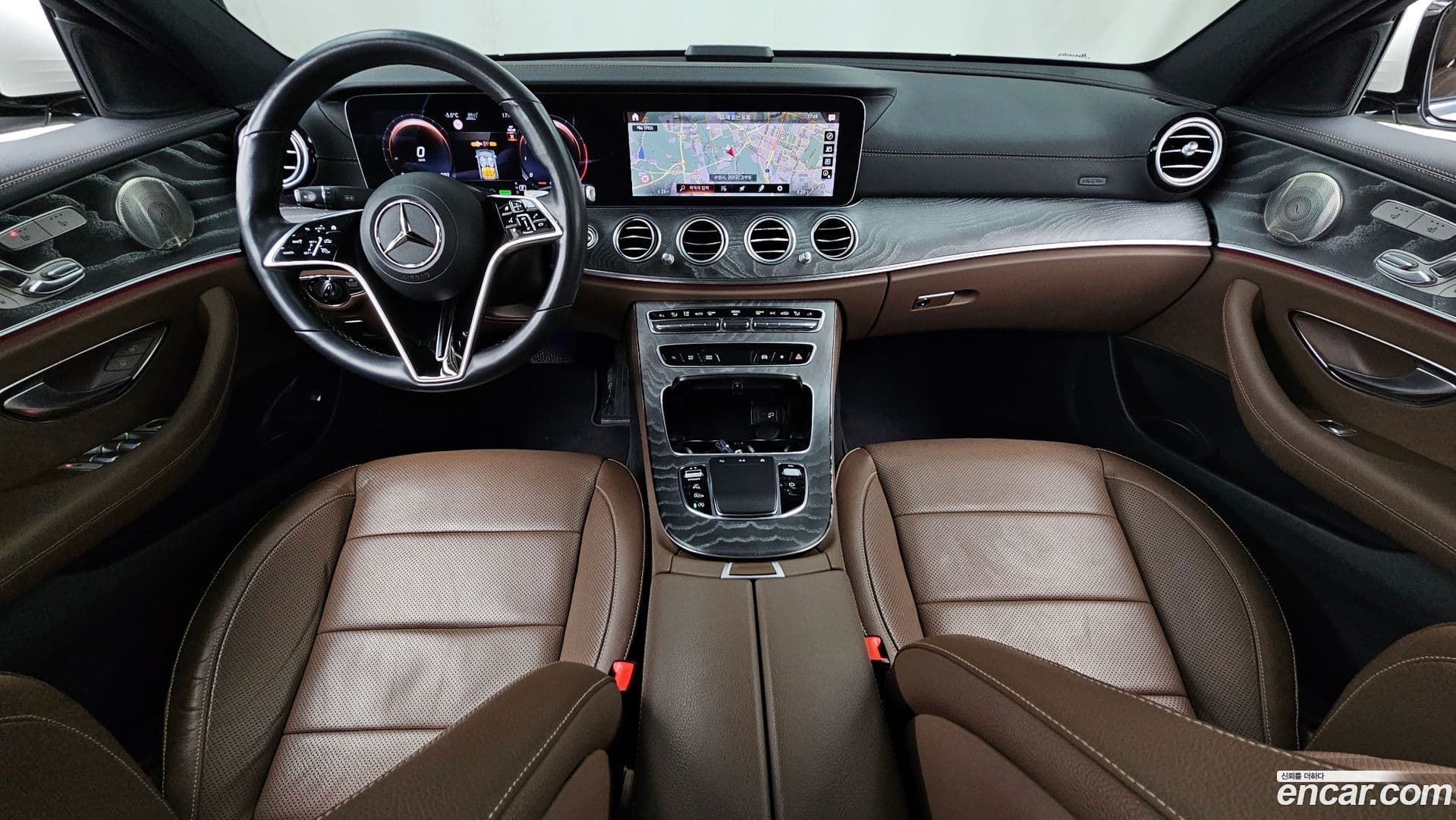 Main__Slider__Photo:E-Class Mercedes-Benz 2022.4-6