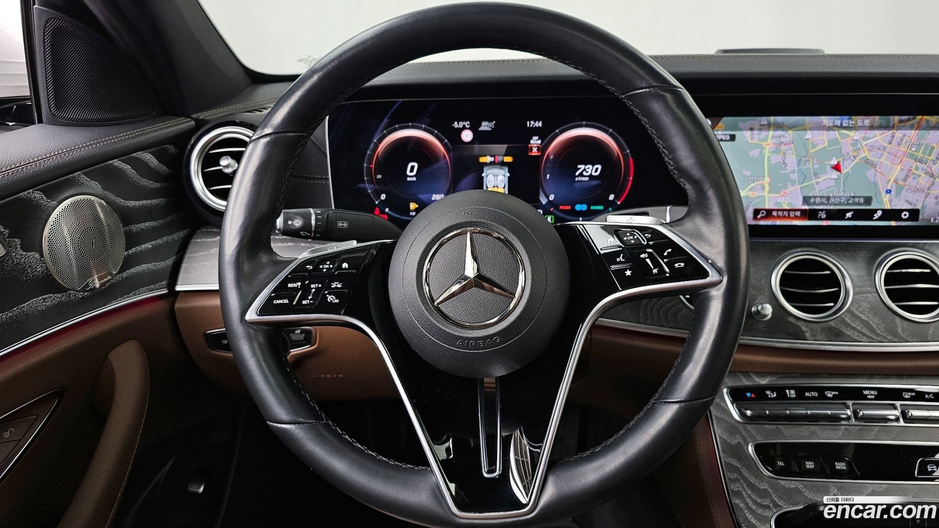 Main__Slider__Photo:E-Class Mercedes-Benz 2022.4-12