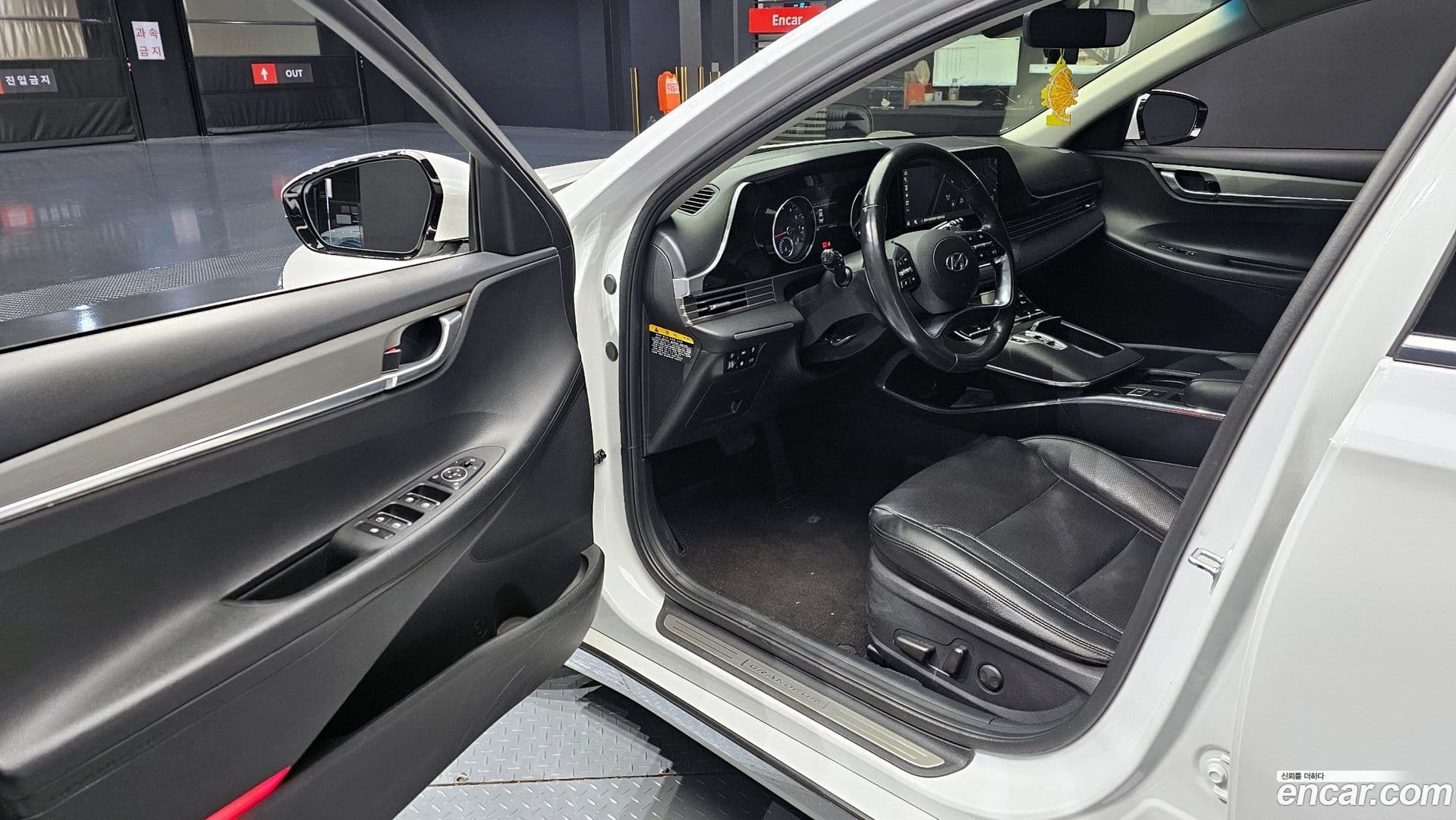 Main__Slider__Photo:Grandeur Hyundai 2020.3-10