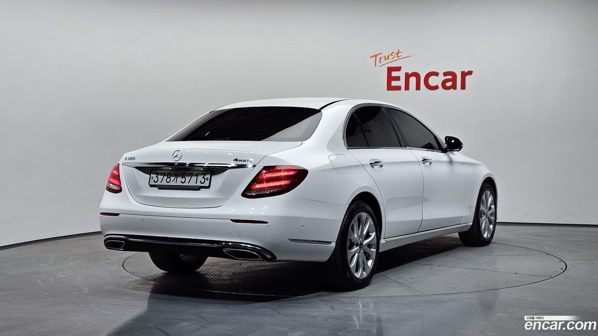 Main__Slider__Photo:E-Class Mercedes-Benz 2020.0-1