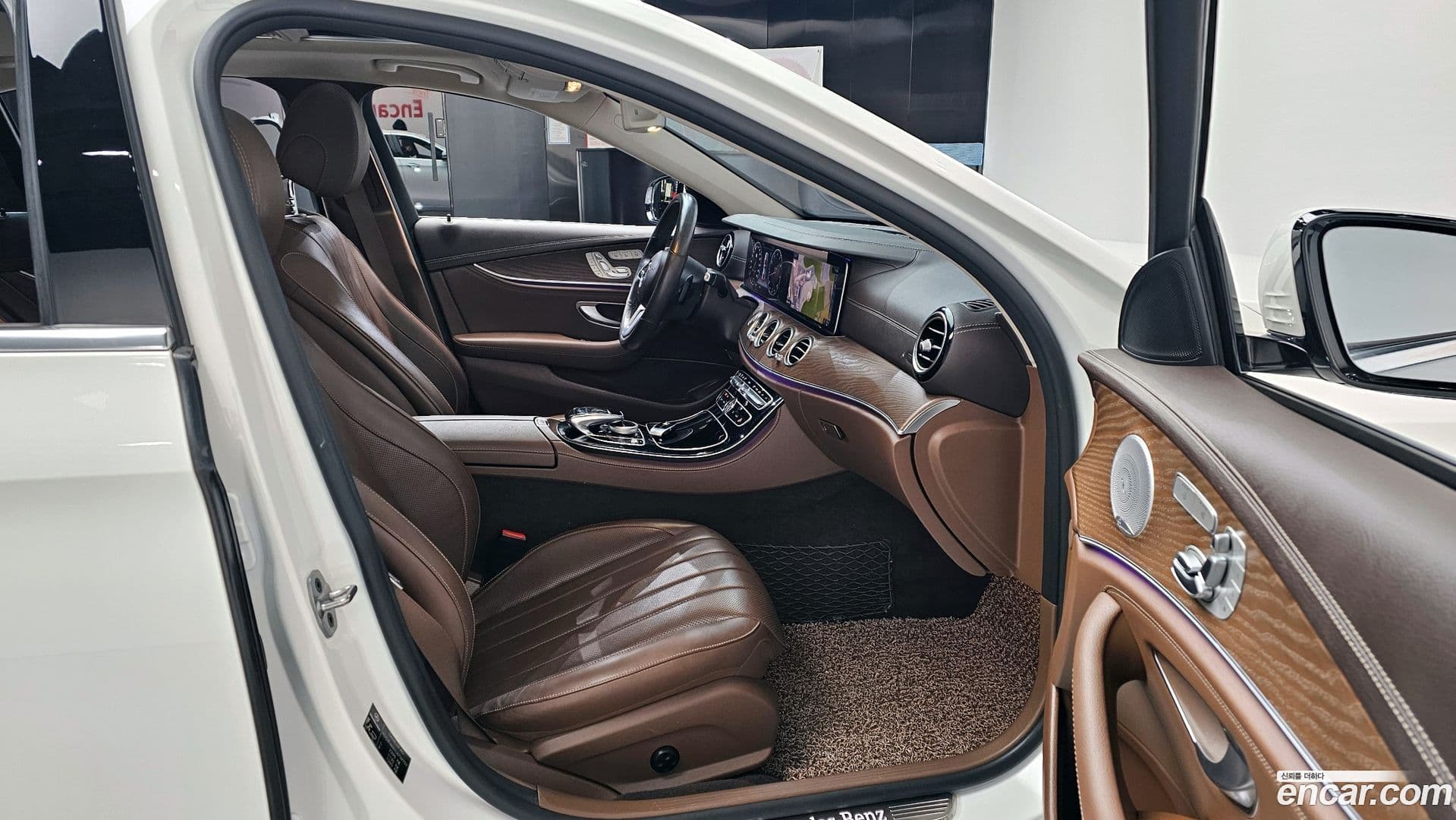 Main__Slider__Photo:E-Class Mercedes-Benz 2020.0-9