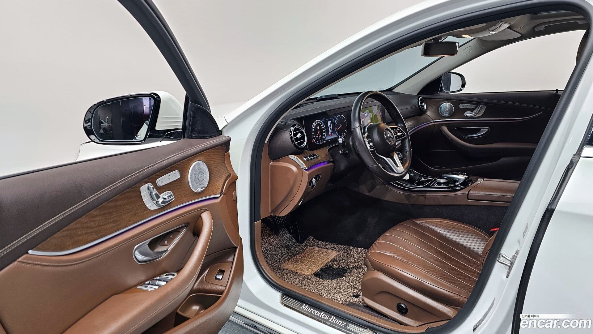 Main__Slider__Photo:E-Class Mercedes-Benz 2020.0-10