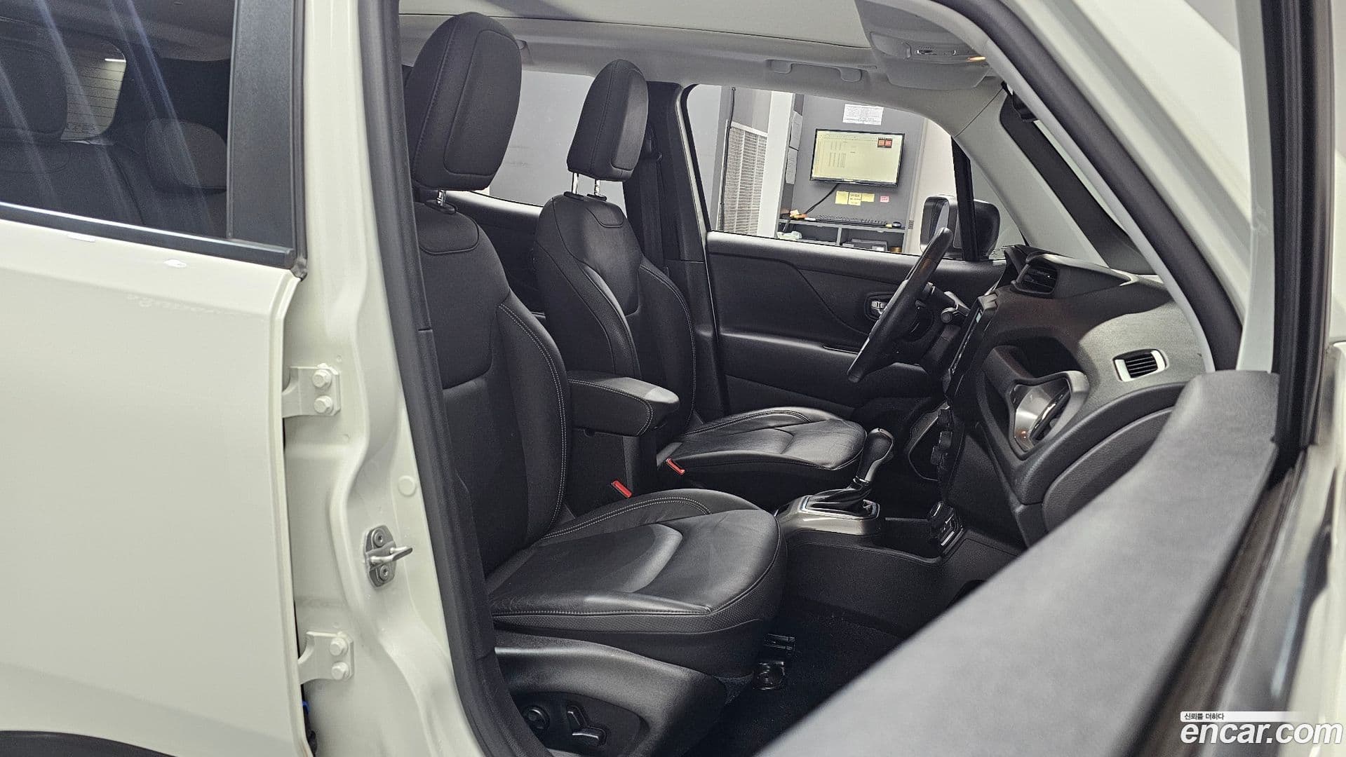 Main__Slider__Photo:Renegade Jeep 2021.6-9