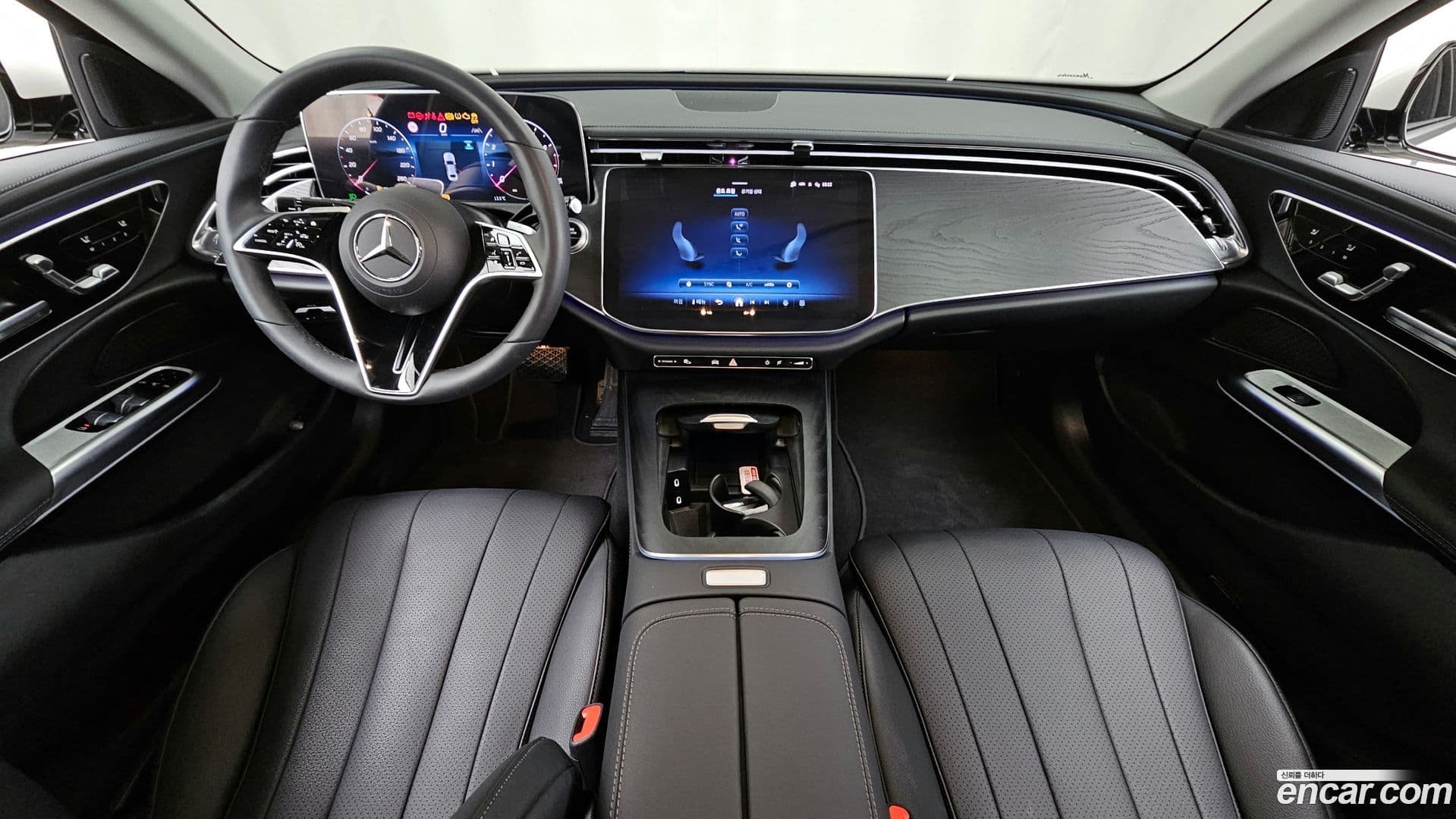 Main__Slider__Photo:E-Class Mercedes-Benz 2024.8-6