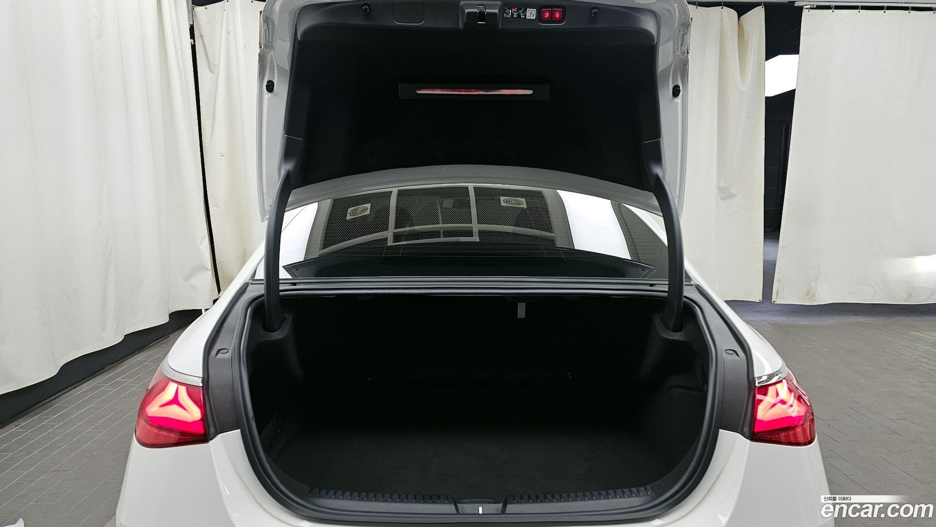 Main__Slider__Photo:E-Class Mercedes-Benz 2024.8-19