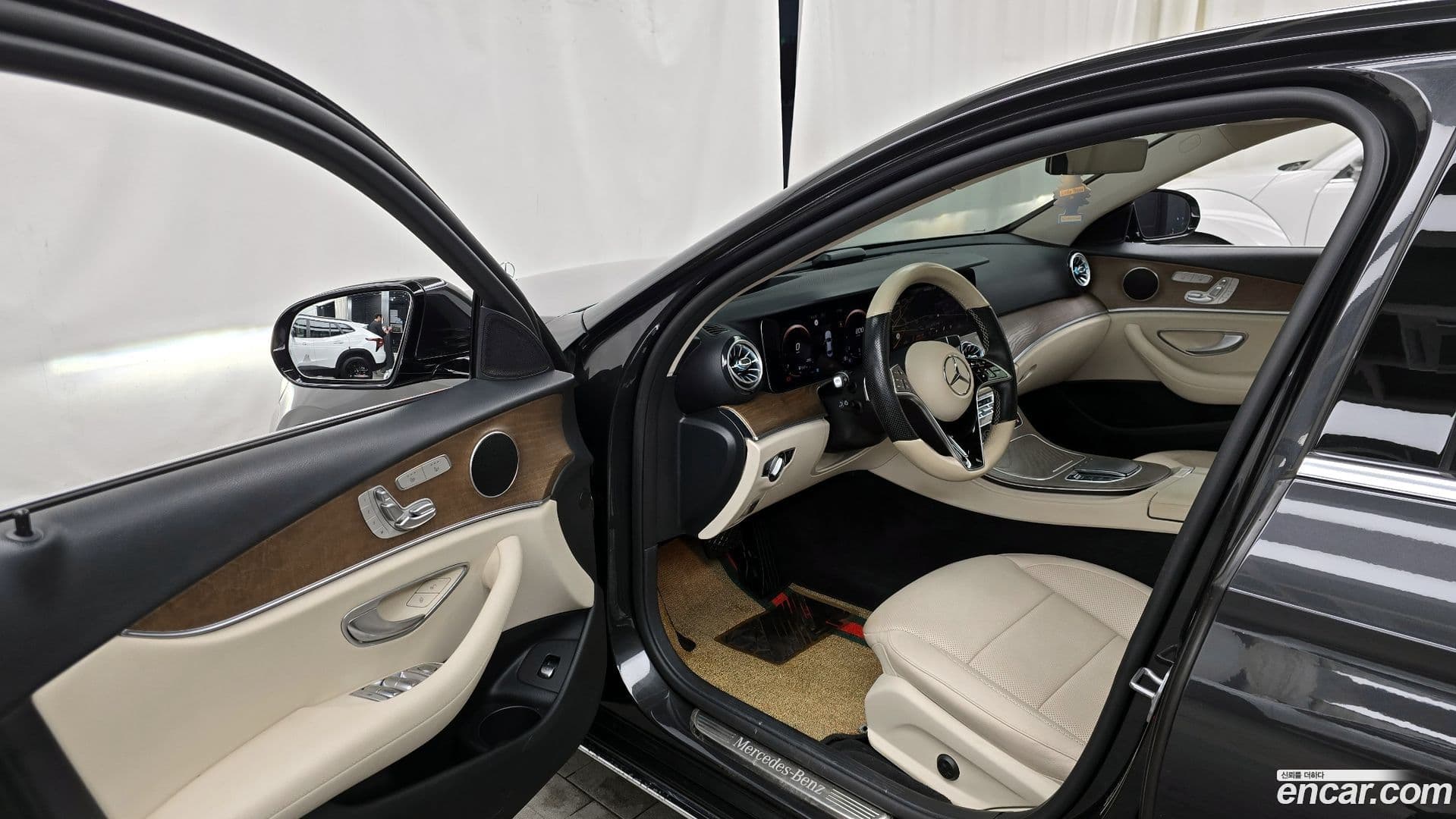 Main__Slider__Photo:E-Class Mercedes-Benz 2021.2-9