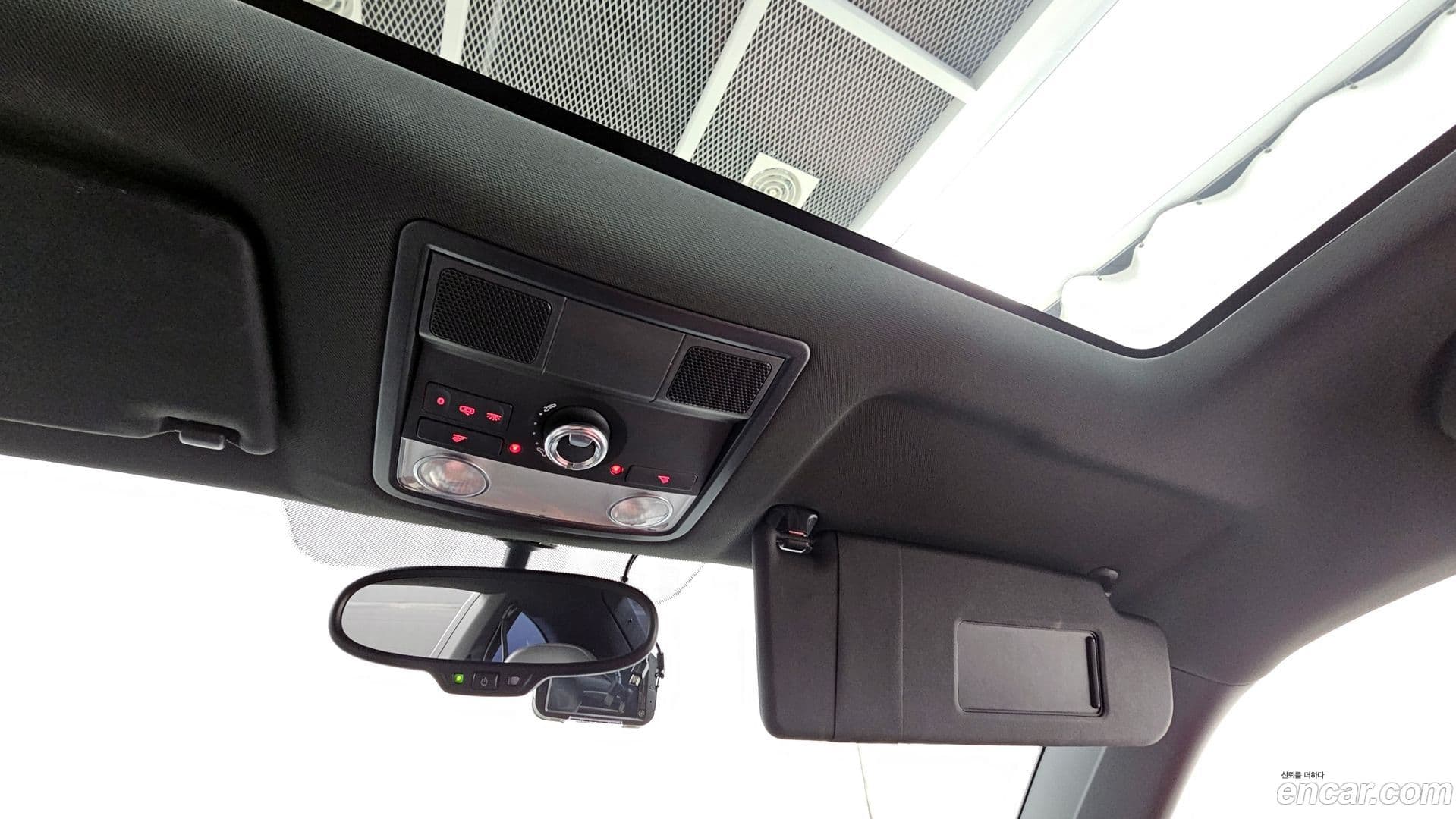 Main__Slider__Photo:Beatle Volkswagen 2012.9-17