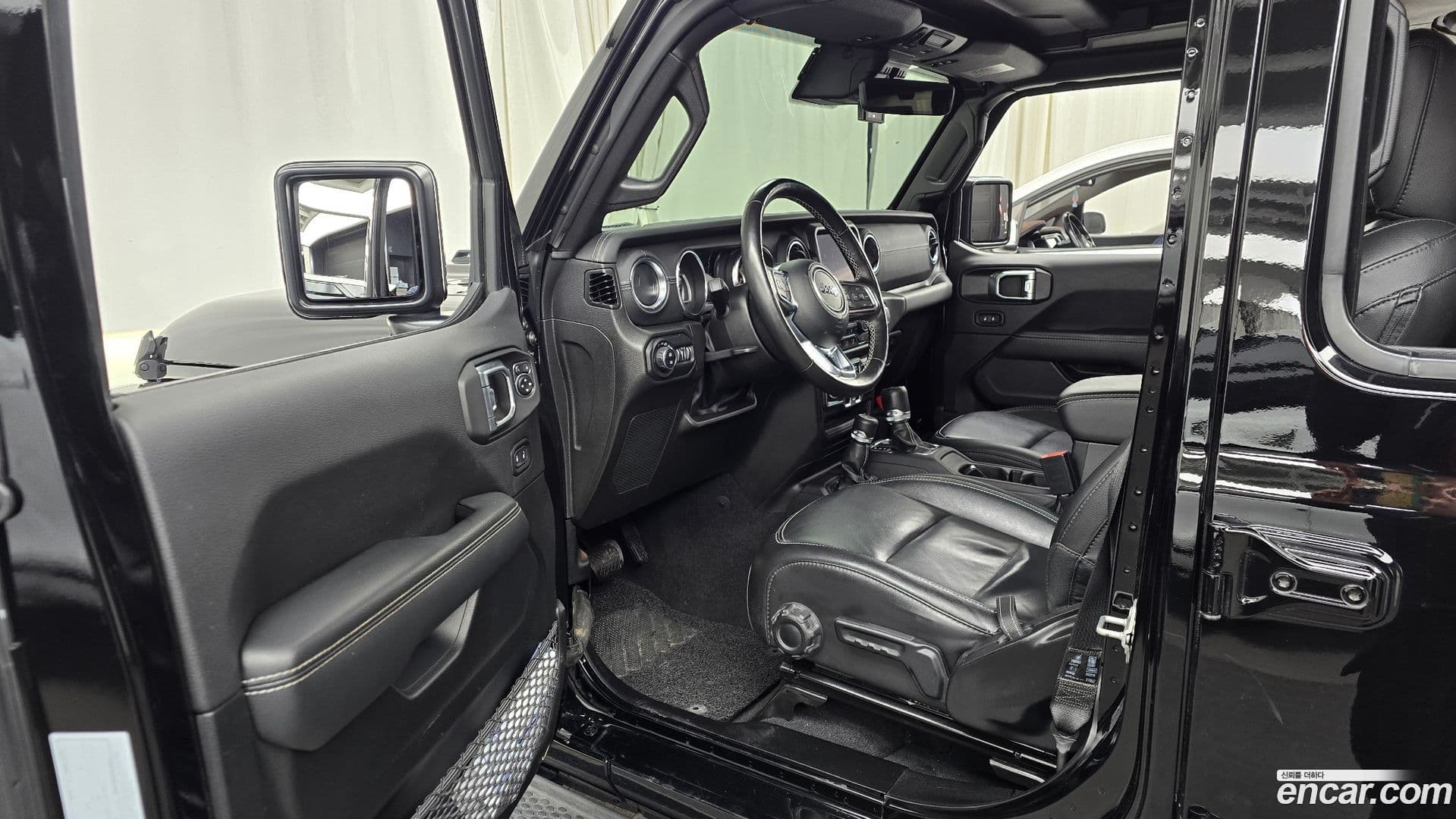 Main__Slider__Photo:Wrangler Jeep 2022.11-9