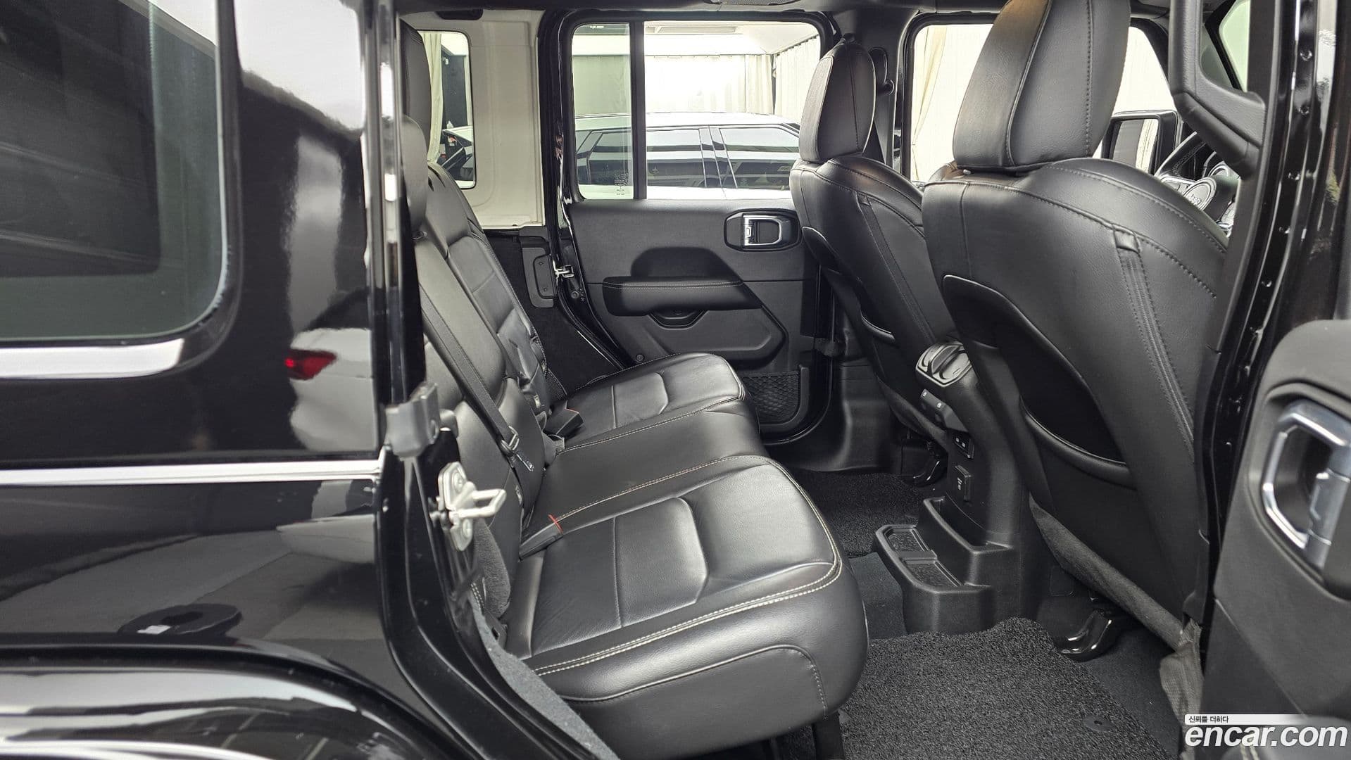 Main__Slider__Photo:Wrangler Jeep 2022.11-11