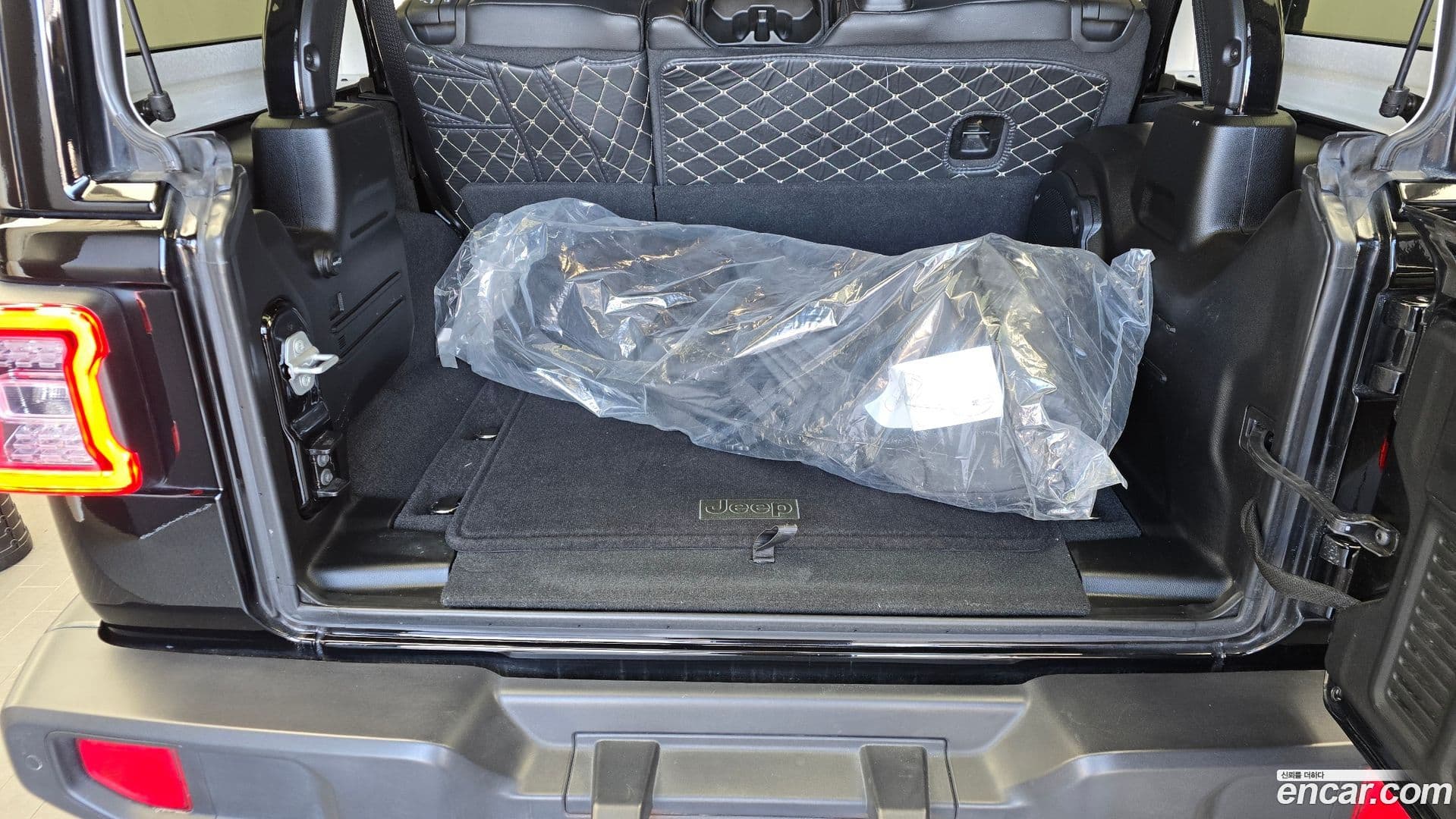 Main__Slider__Photo:Wrangler Jeep 2022.11-19