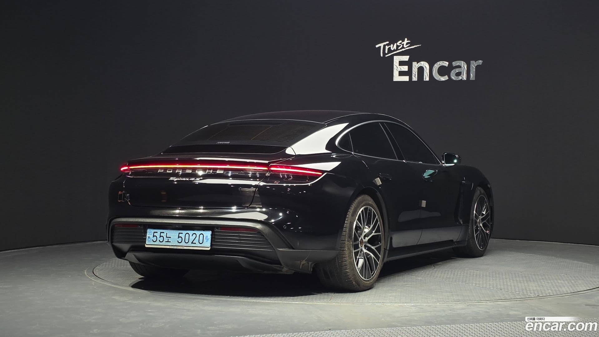 Main__Slider__Photo:Taycan Porsche 2021.1-1