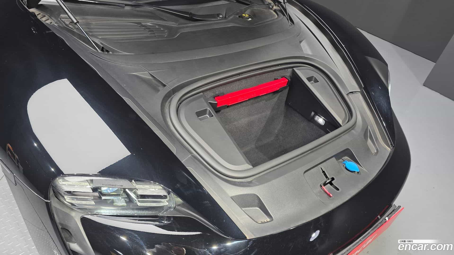 Taycan Porsche 2021.1-INNER-006