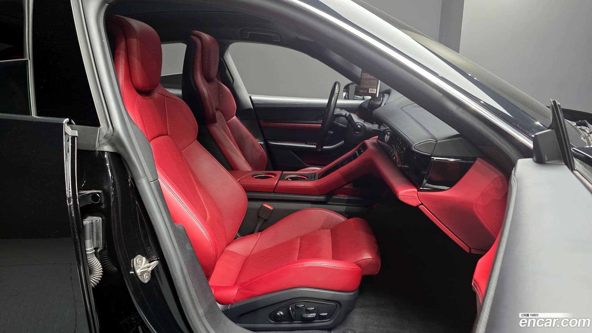 Main__Slider__Photo:Taycan Porsche 2021.1-10