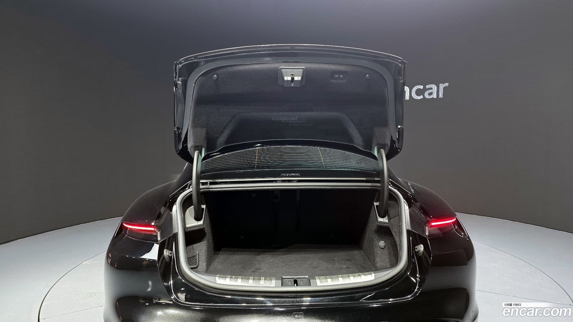 Main__Slider__Photo:Taycan Porsche 2021.1-19