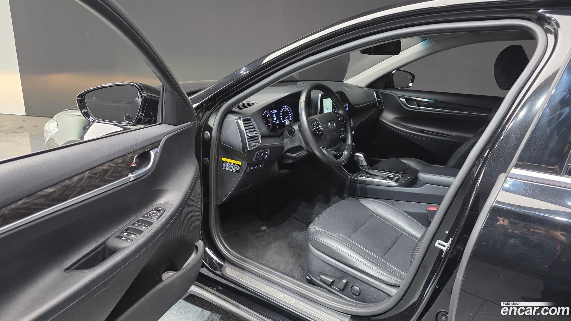 Main__Slider__Photo:Grandeur Hyundai 2018.11-9