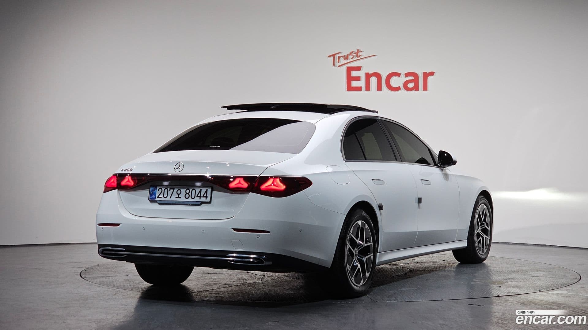 Main__Slider__Photo:E-Class Mercedes-Benz 2024.11-1