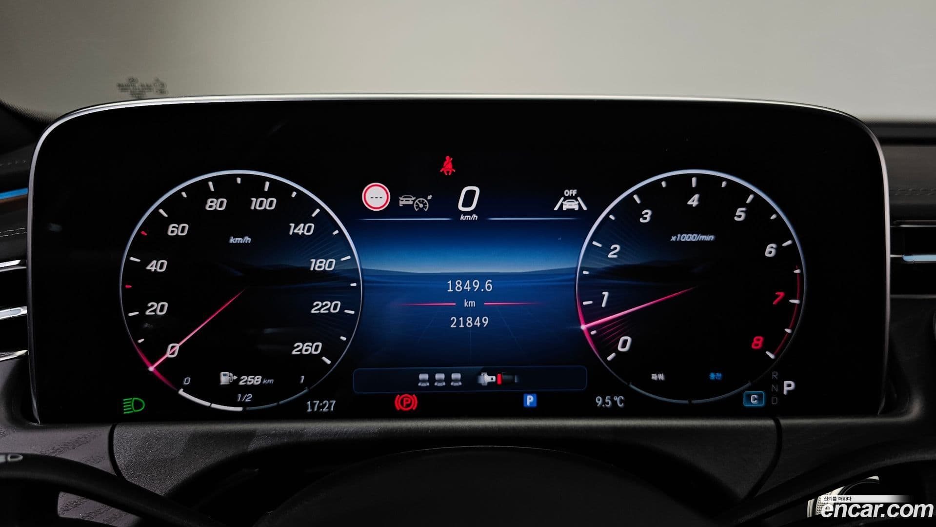 Main__Slider__Photo:E-Class Mercedes-Benz 2024.11-7