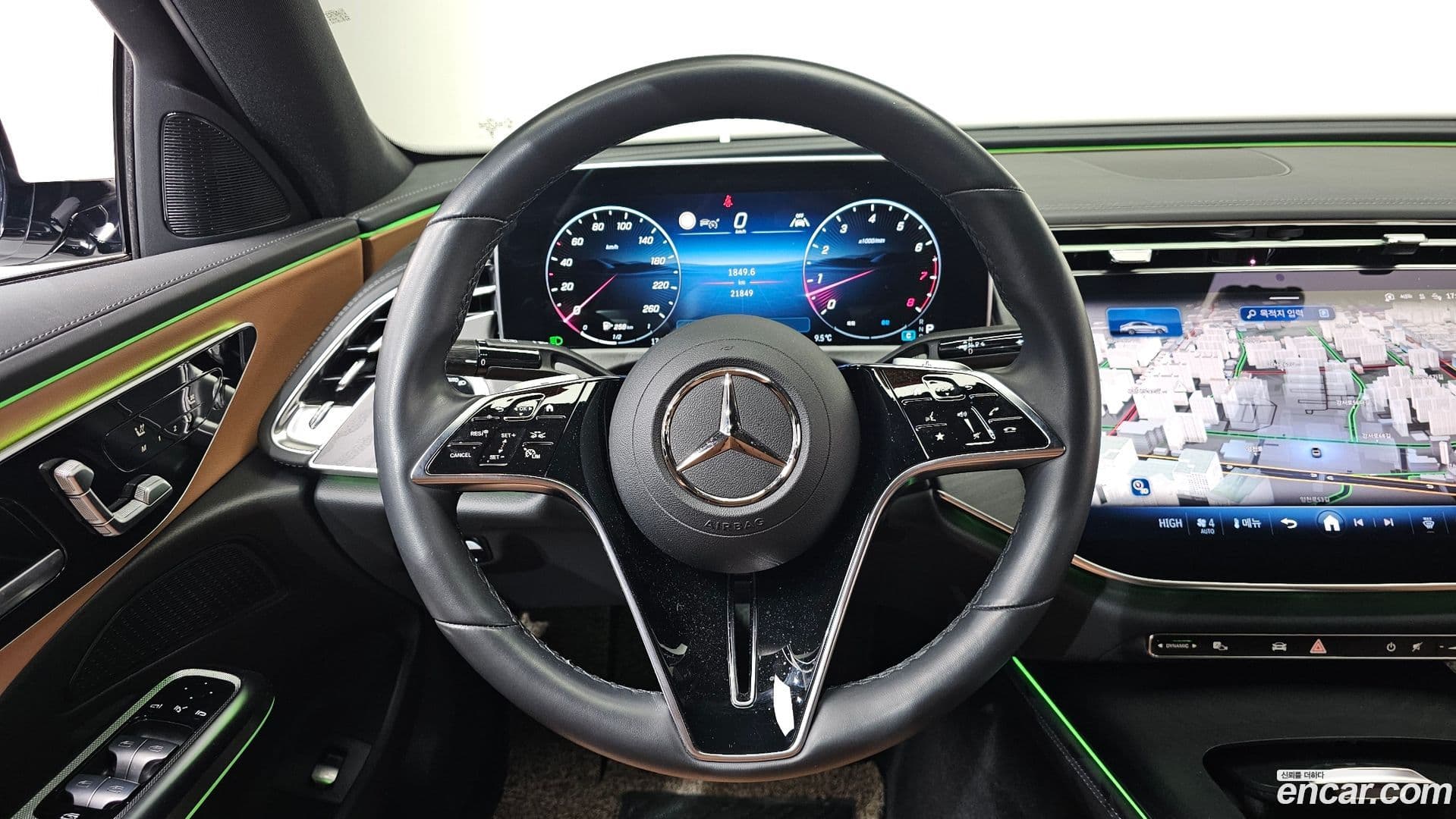 Main__Slider__Photo:E-Class Mercedes-Benz 2024.11-12