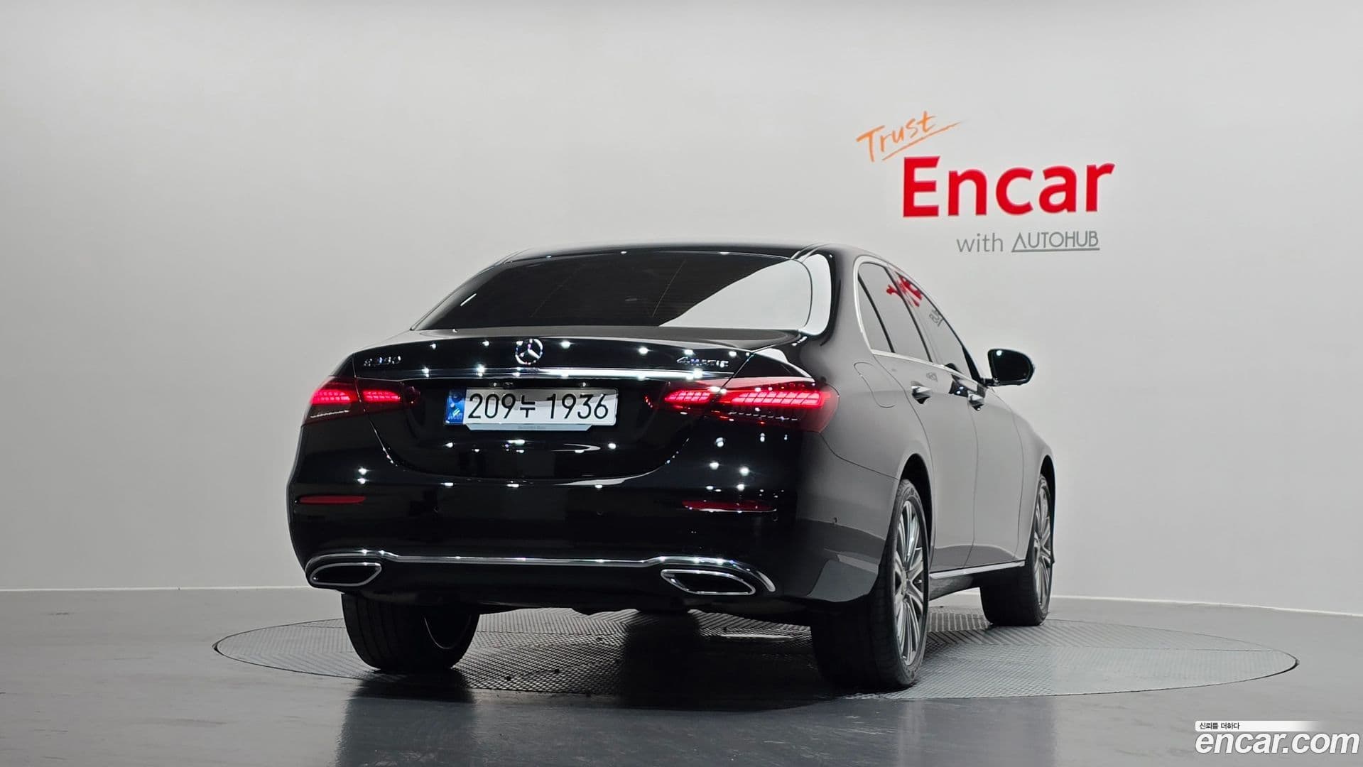 Main__Slider__Photo:E-Class Mercedes-Benz 2023.4-3