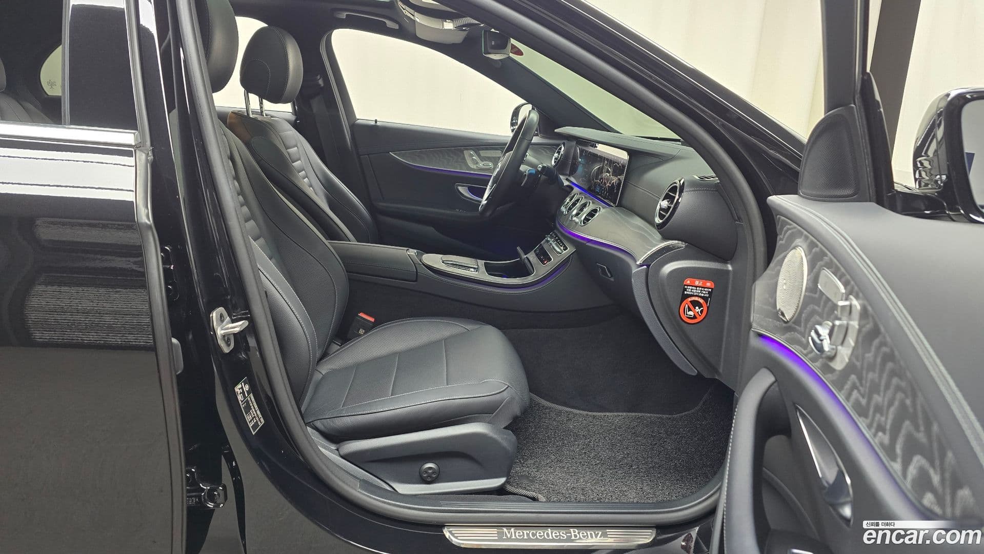 Main__Slider__Photo:E-Class Mercedes-Benz 2023.4-10