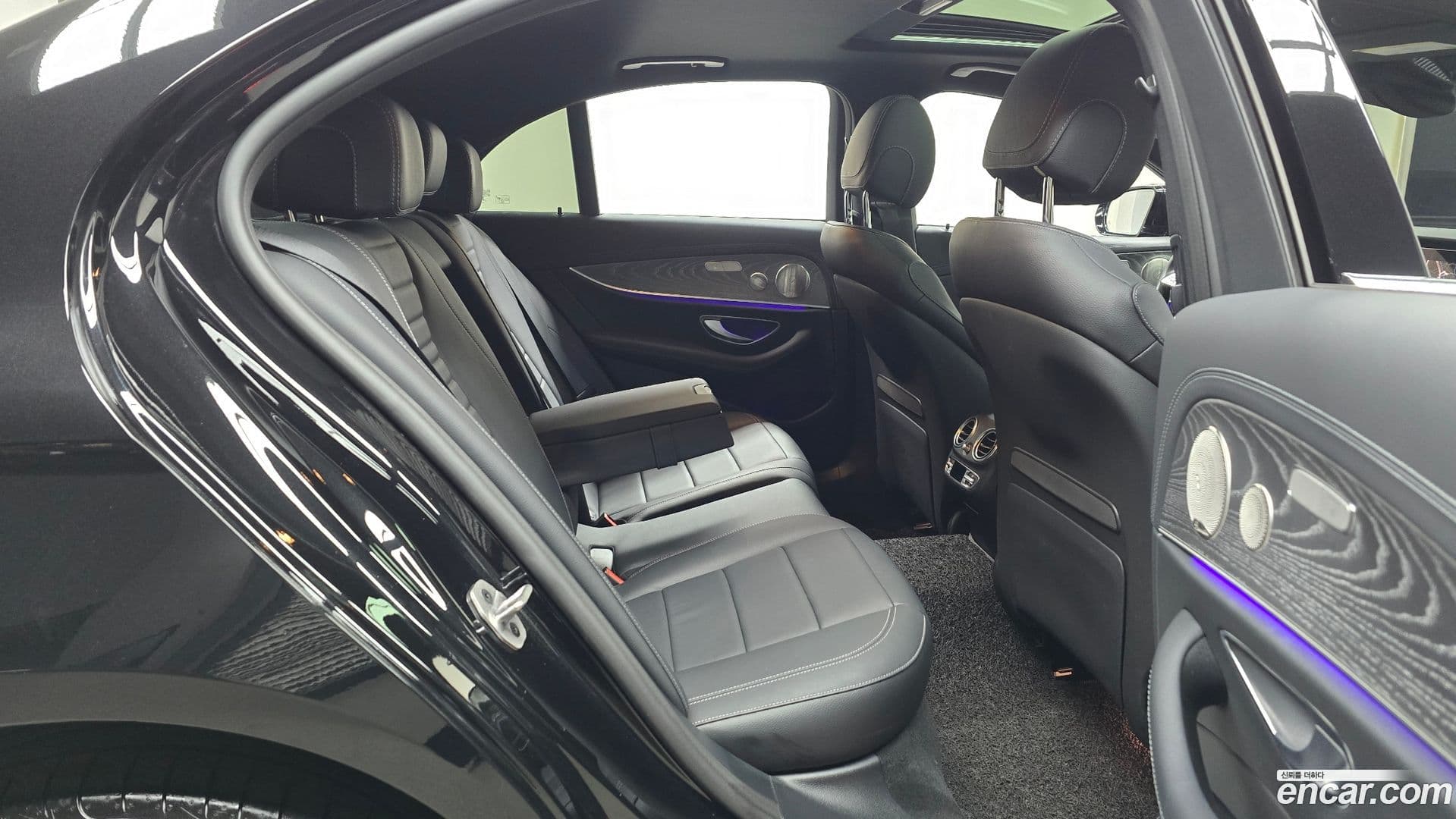 Main__Slider__Photo:E-Class Mercedes-Benz 2023.4-11