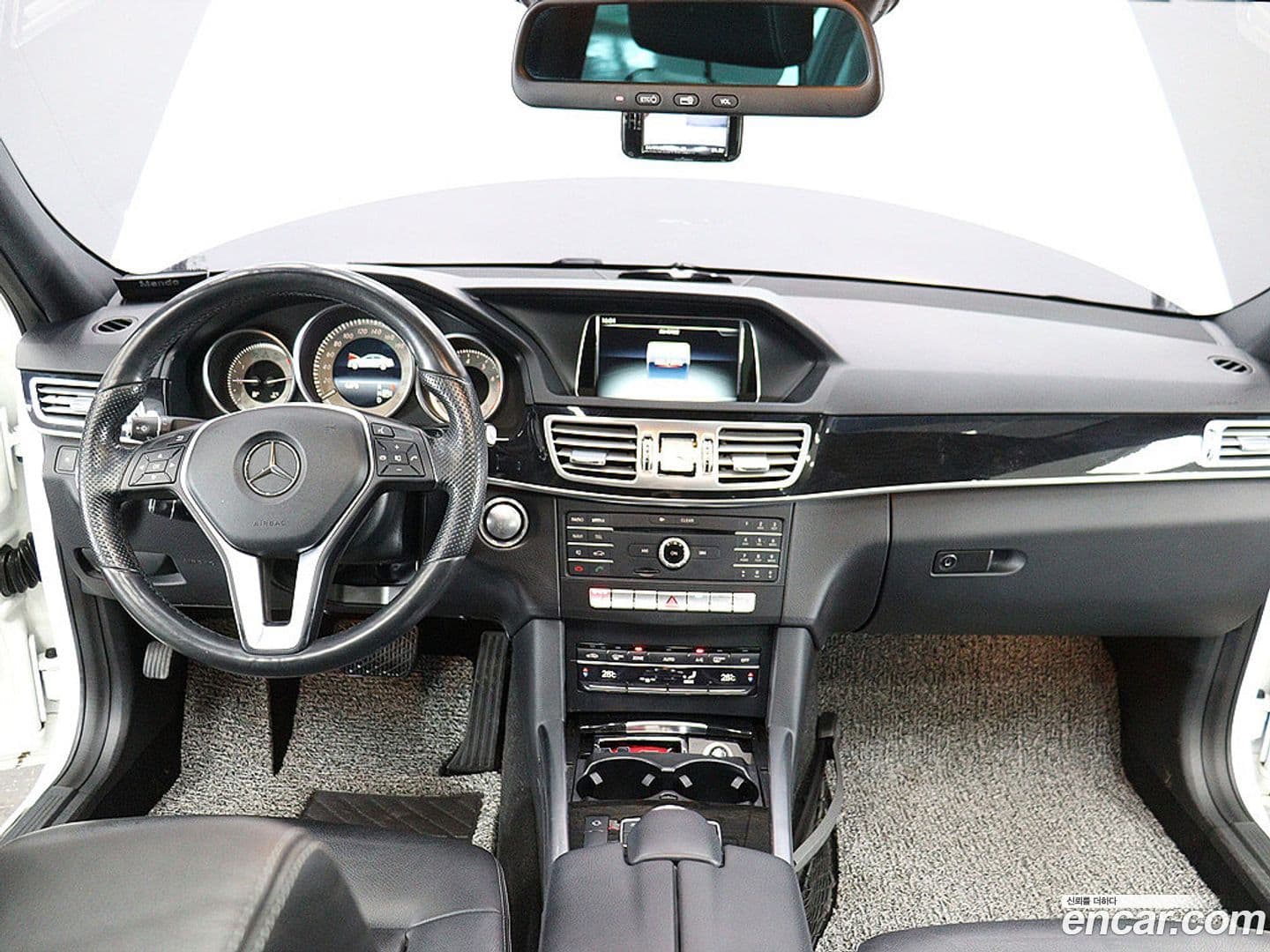 Main__Slider__Photo:E-Class Mercedes-Benz 2015.10-13