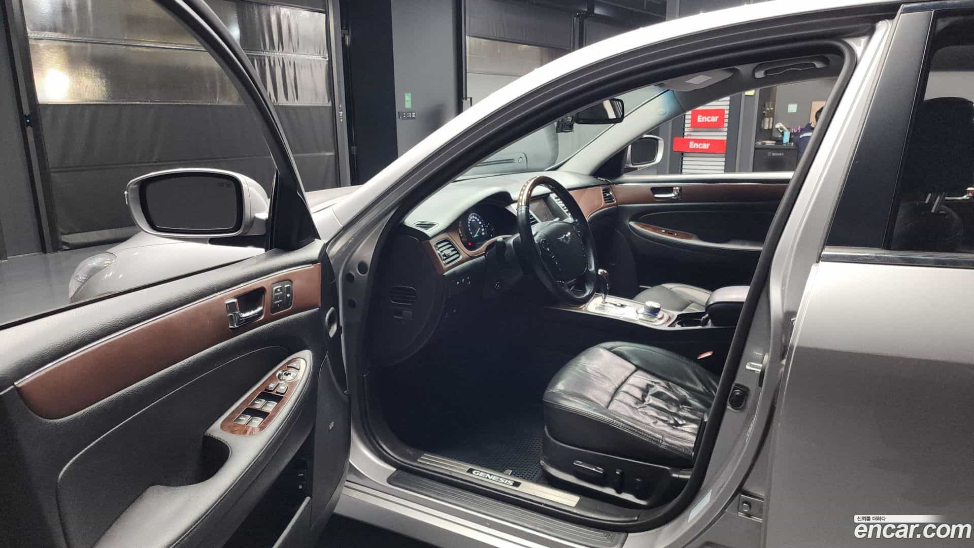 Genesis Hyundai 2011.0-INNER-010