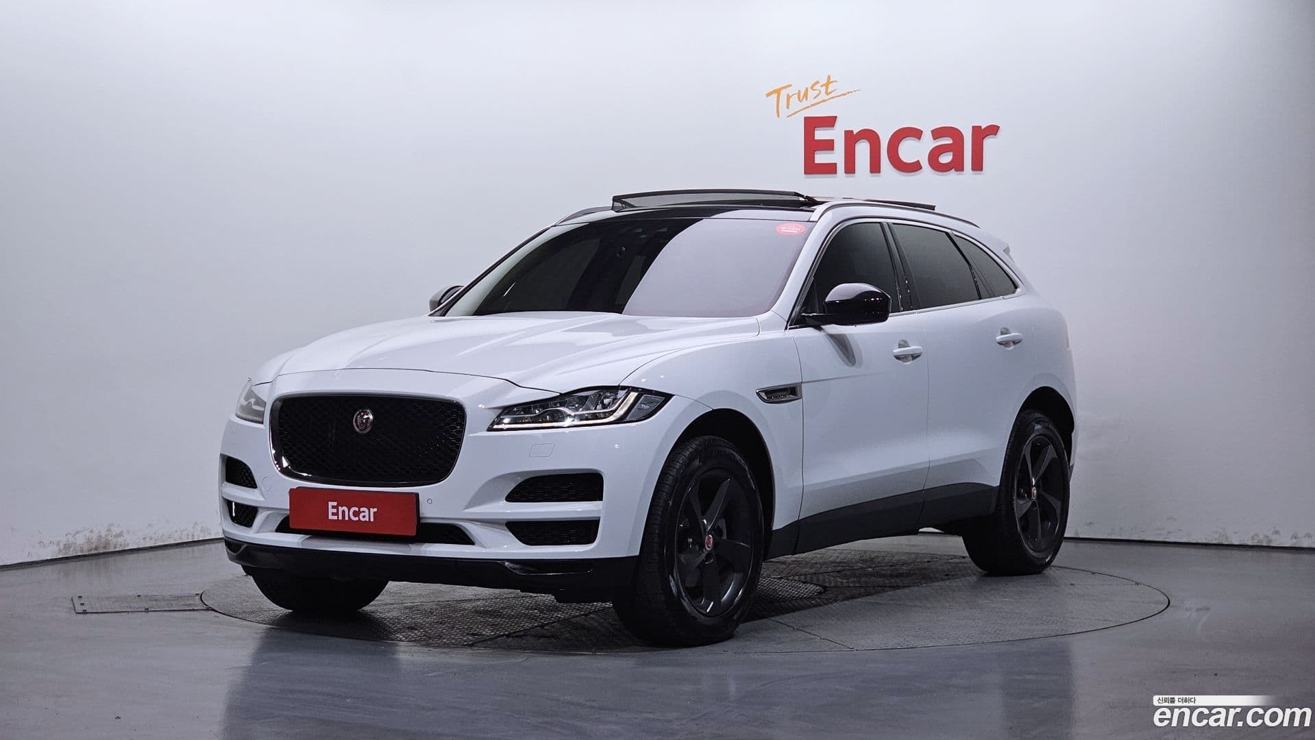 Main__Slider__Photo:F-PACE Jaguar 2019.5-0