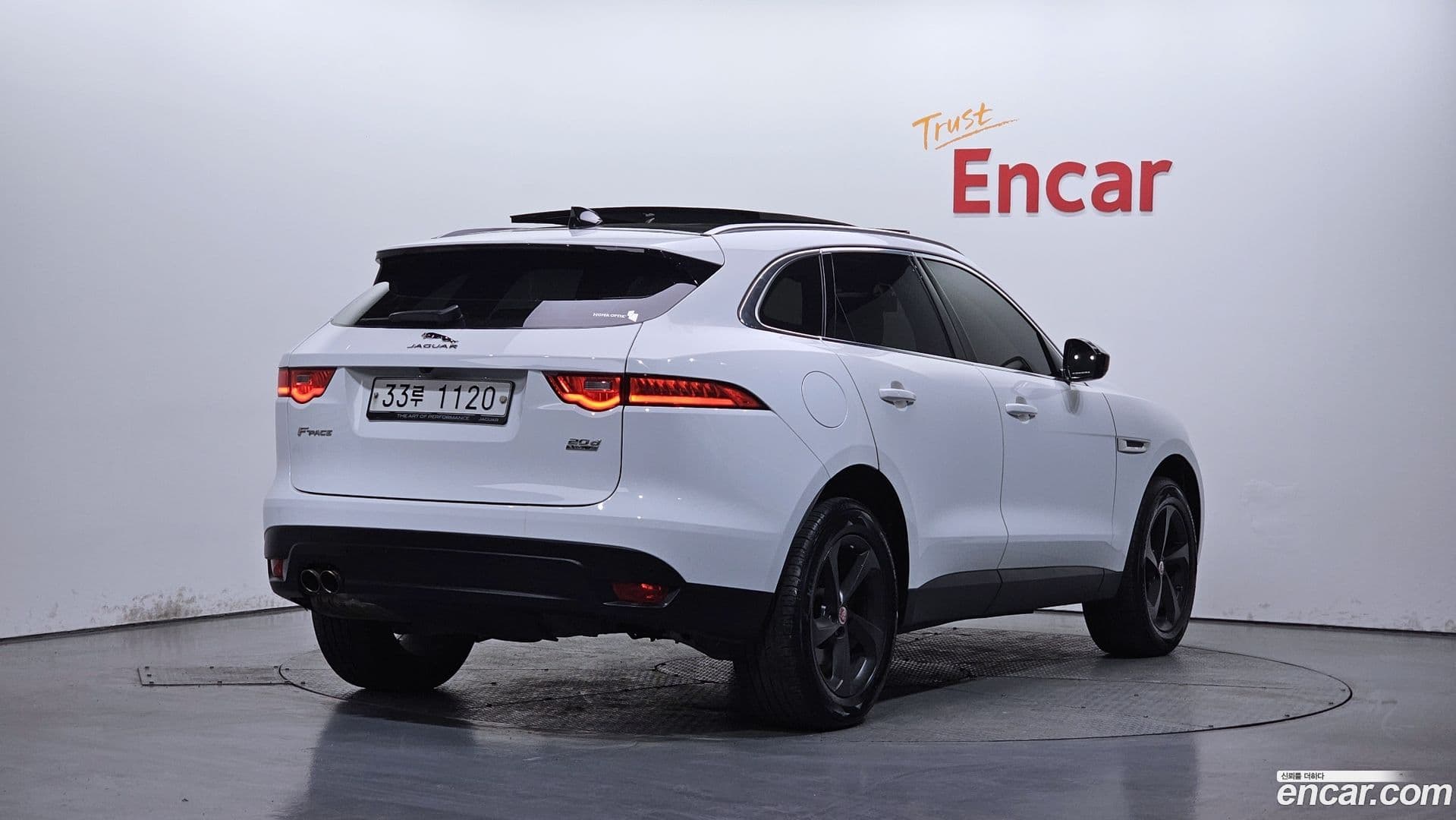 Main__Slider__Photo:F-PACE Jaguar 2019.5-1