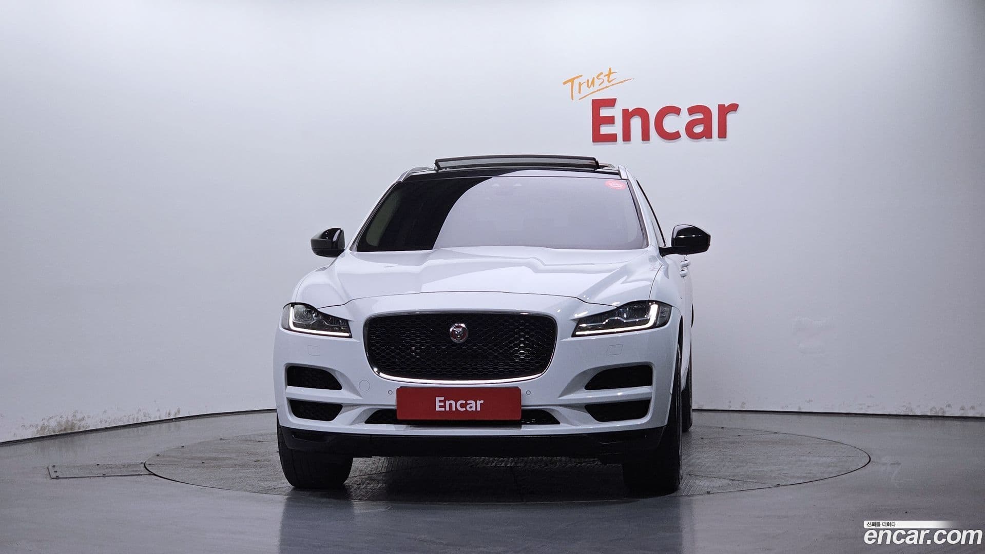 Main__Slider__Photo:F-PACE Jaguar 2019.5-2