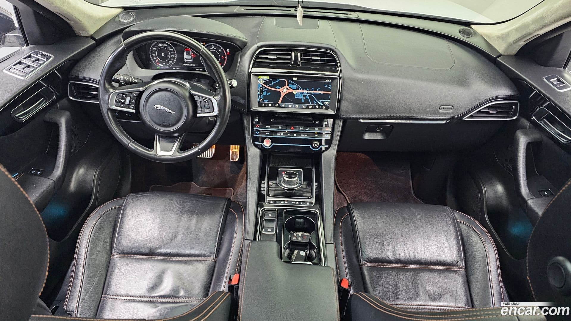 Main__Slider__Photo:F-PACE Jaguar 2019.5-6