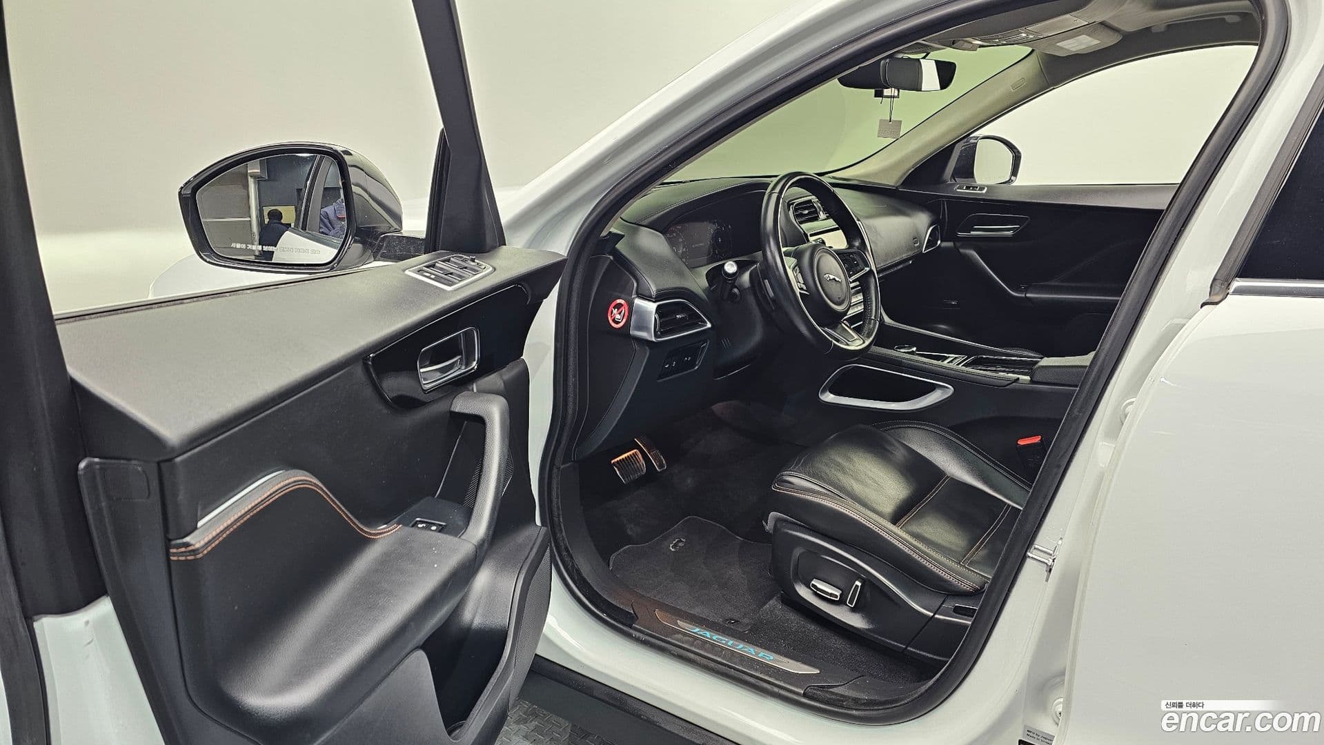 Main__Slider__Photo:F-PACE Jaguar 2019.5-9