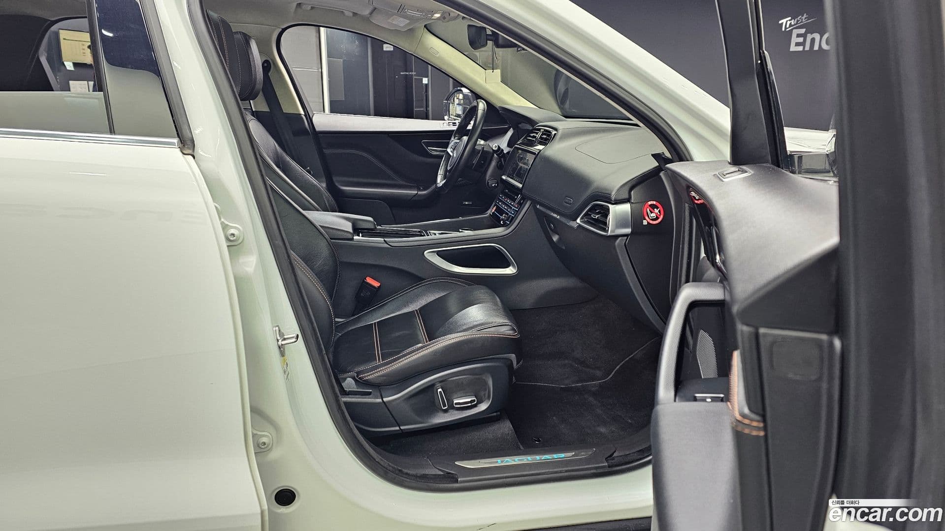 Main__Slider__Photo:F-PACE Jaguar 2019.5-10