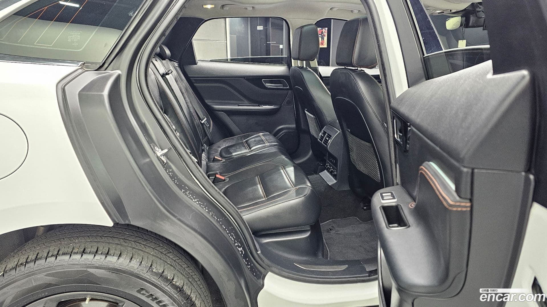 Main__Slider__Photo:F-PACE Jaguar 2019.5-11