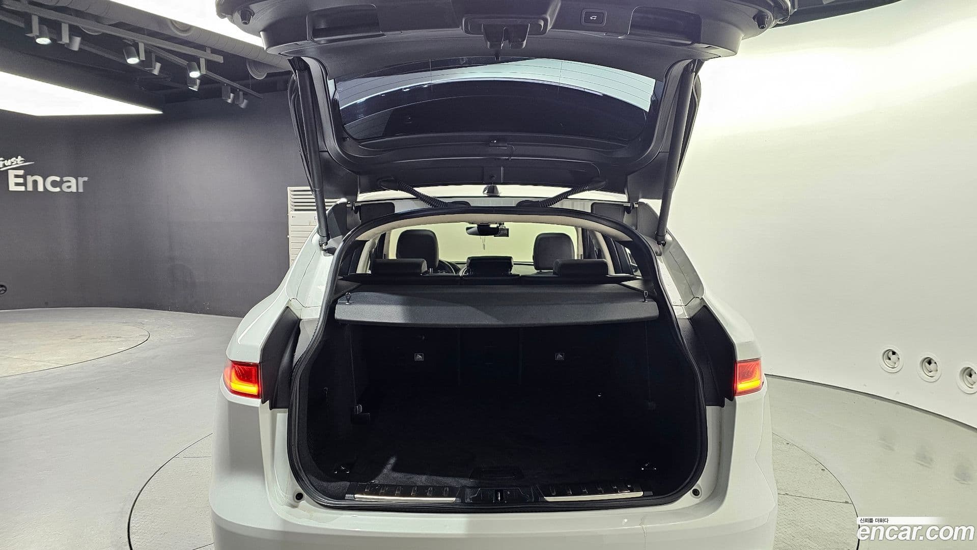 Main__Slider__Photo:F-PACE Jaguar 2019.5-19