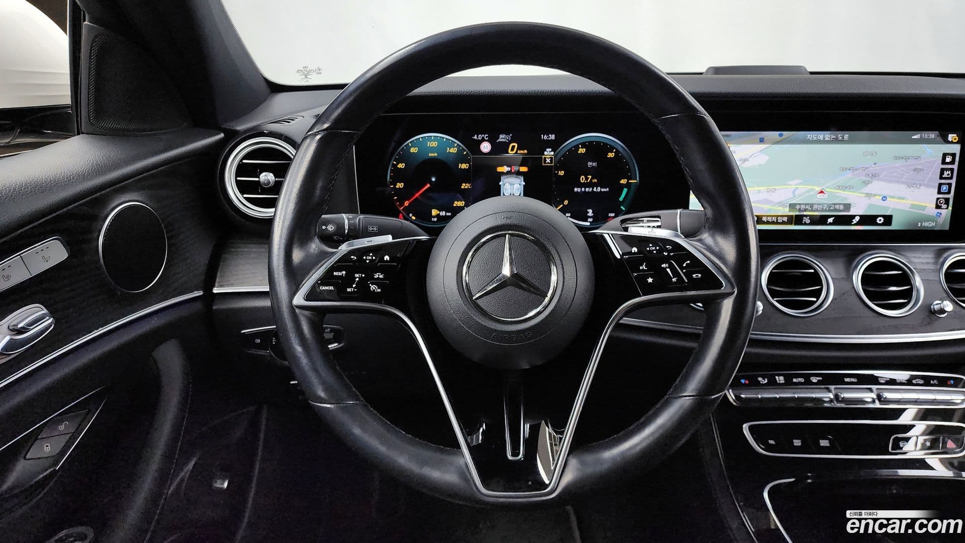 Main__Slider__Photo:E-Class Mercedes-Benz 2021.11-12