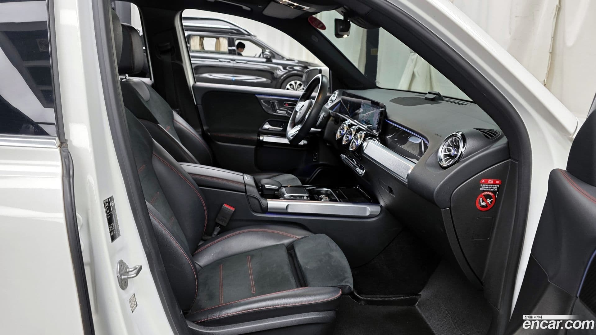 Main__Slider__Photo:GLB-Class Mercedes-Benz 2021.4-10