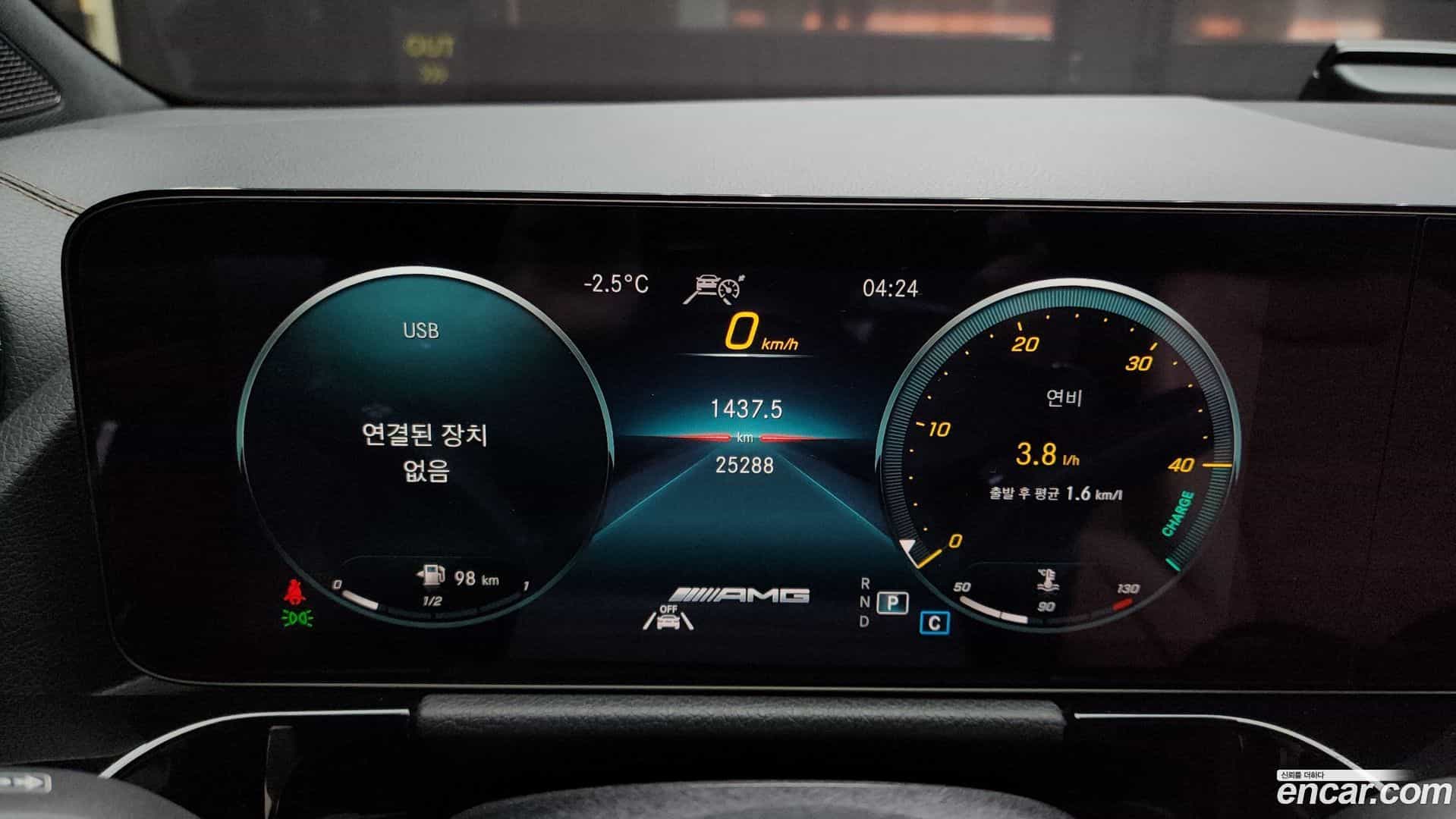 GLA-Class Mercedes-Benz 2022.4-INNER-008