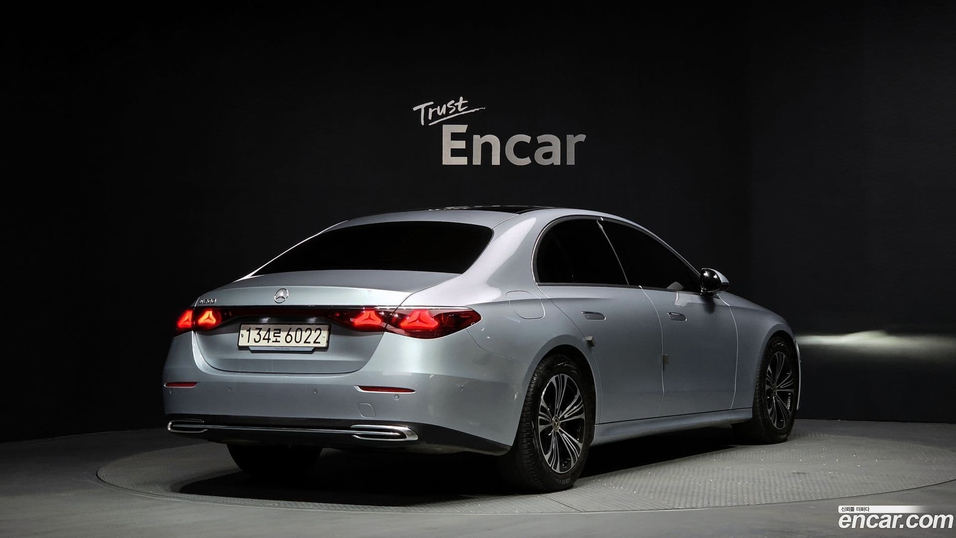 Main__Slider__Photo:E-Class Mercedes-Benz 2024.8-1