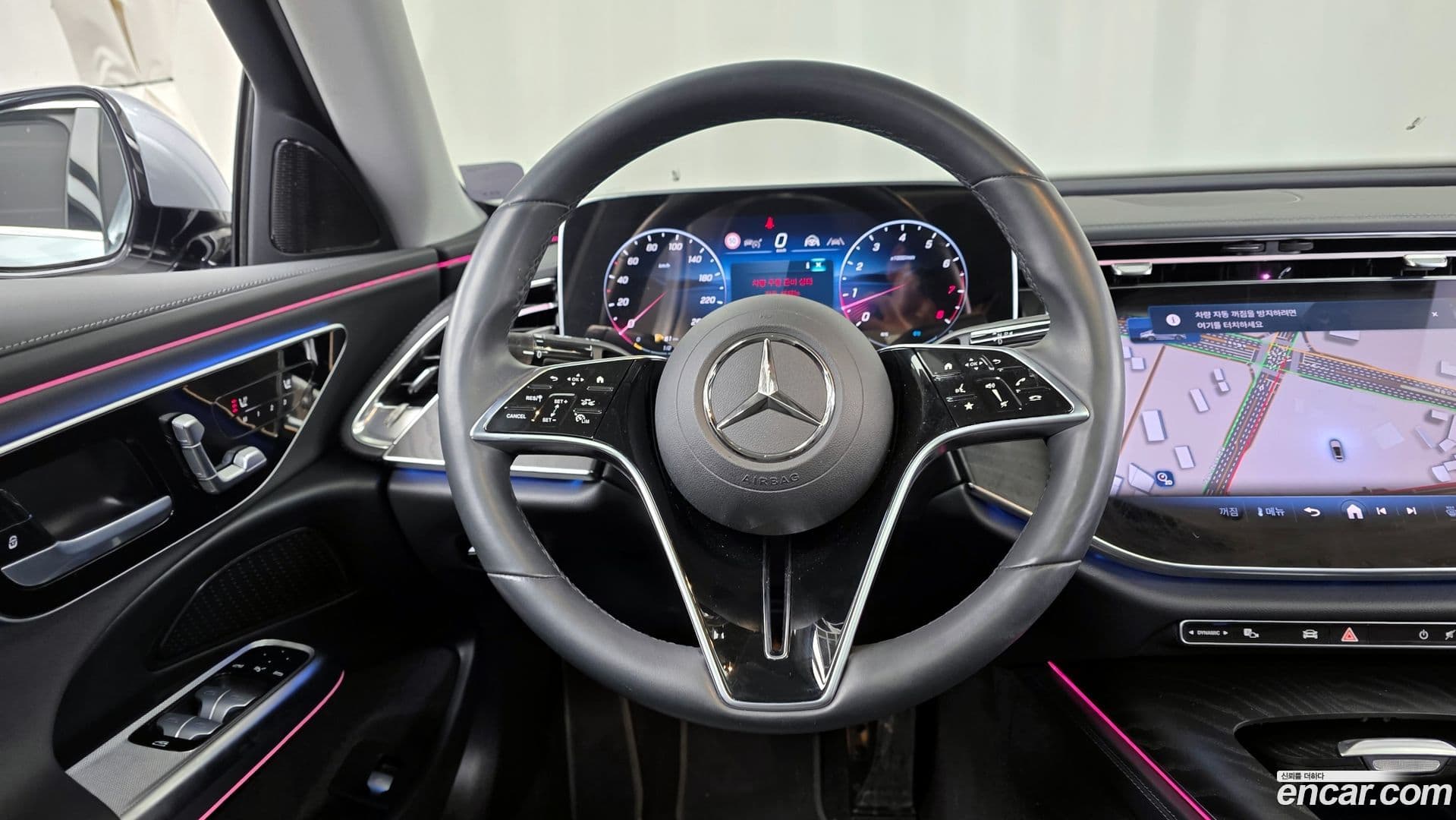 Main__Slider__Photo:E-Class Mercedes-Benz 2024.8-12