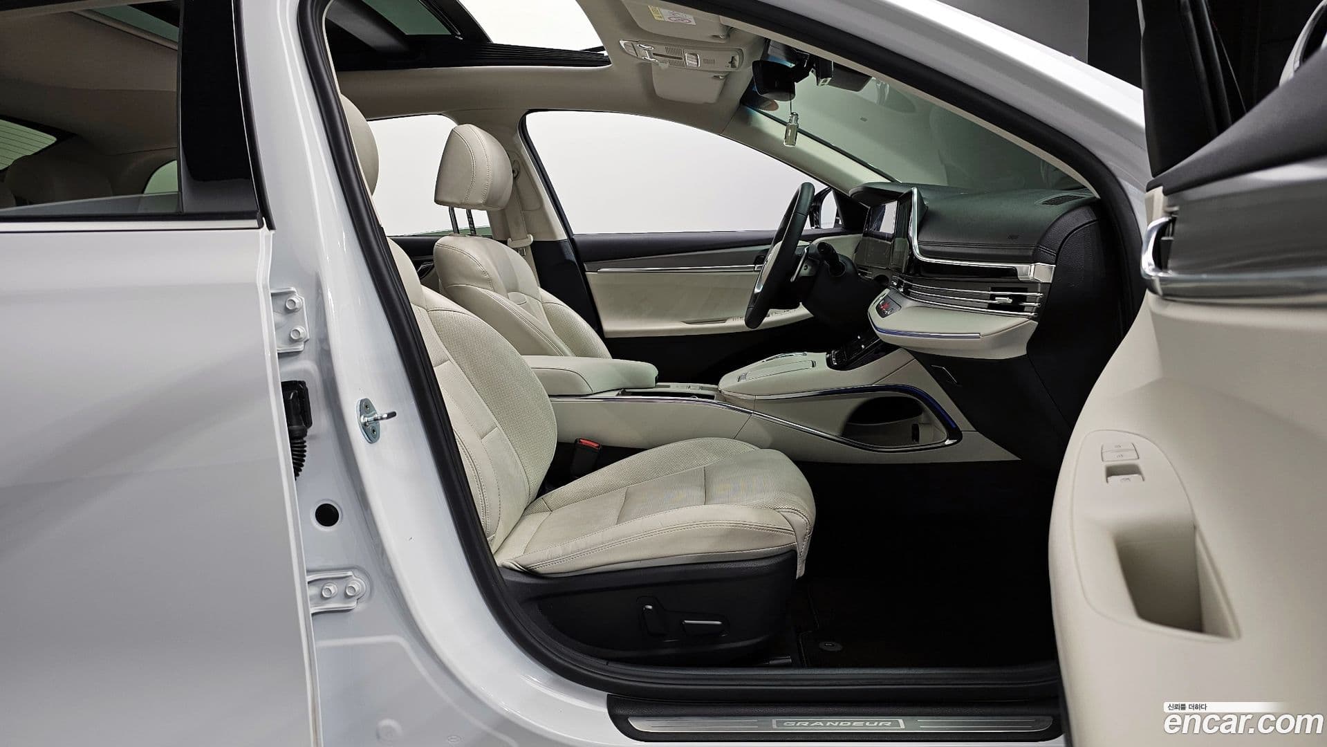 Main__Slider__Photo:Grandeur Hyundai 2022.4-9