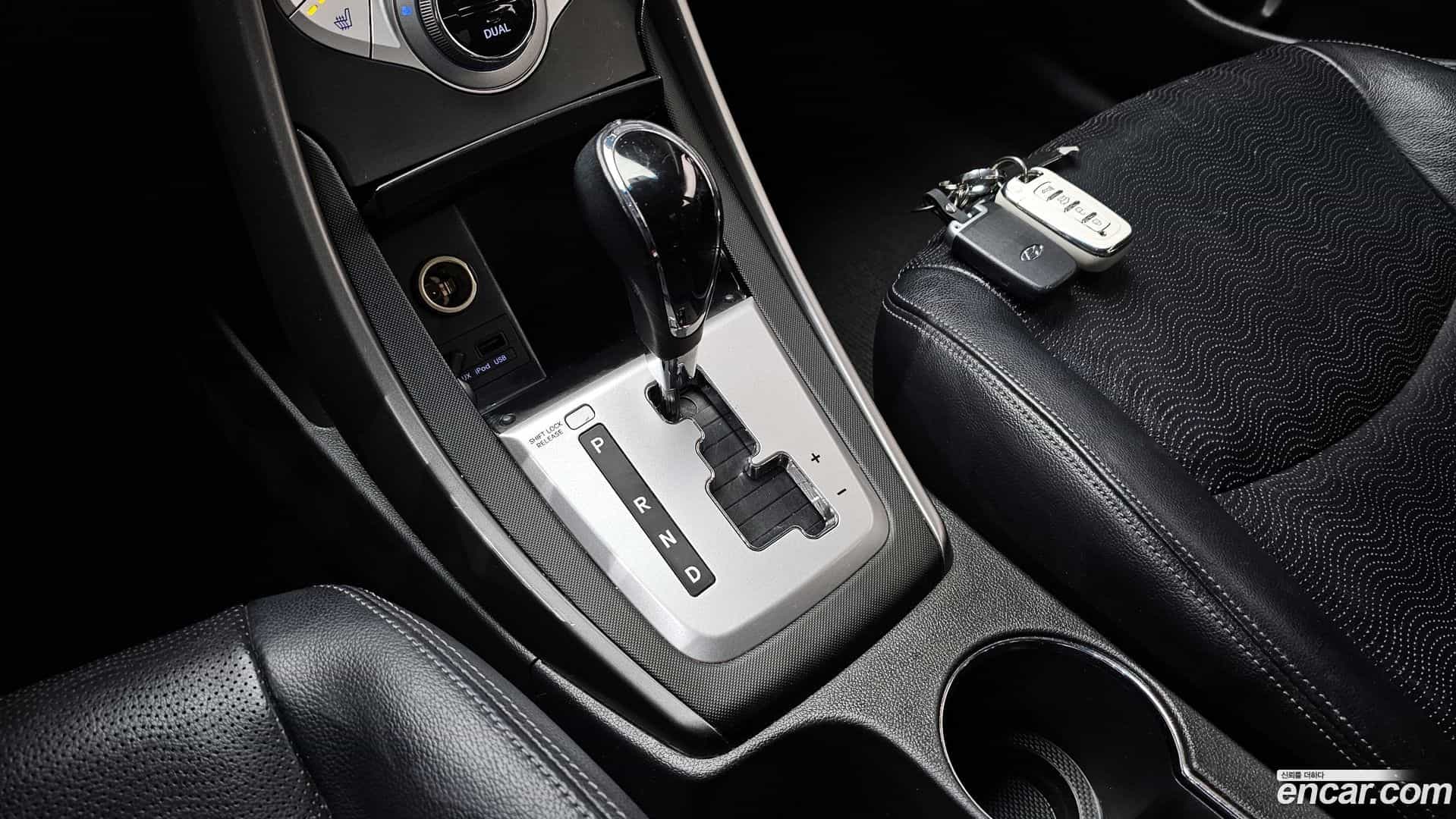 AVANTE Hyundai 2011.5-INNER-009