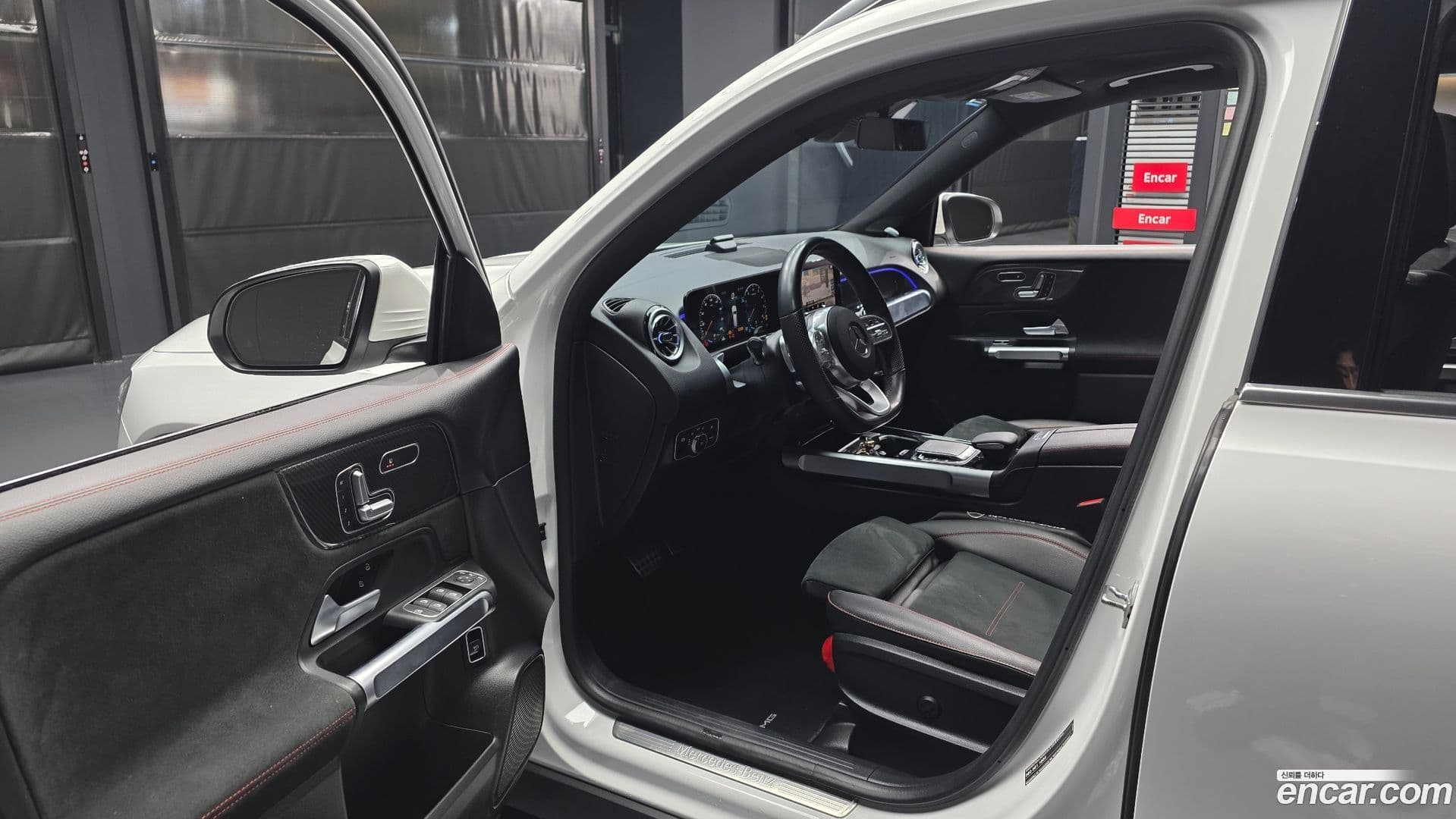 Main__Slider__Photo:GLB-Class Mercedes-Benz 2022.11-9