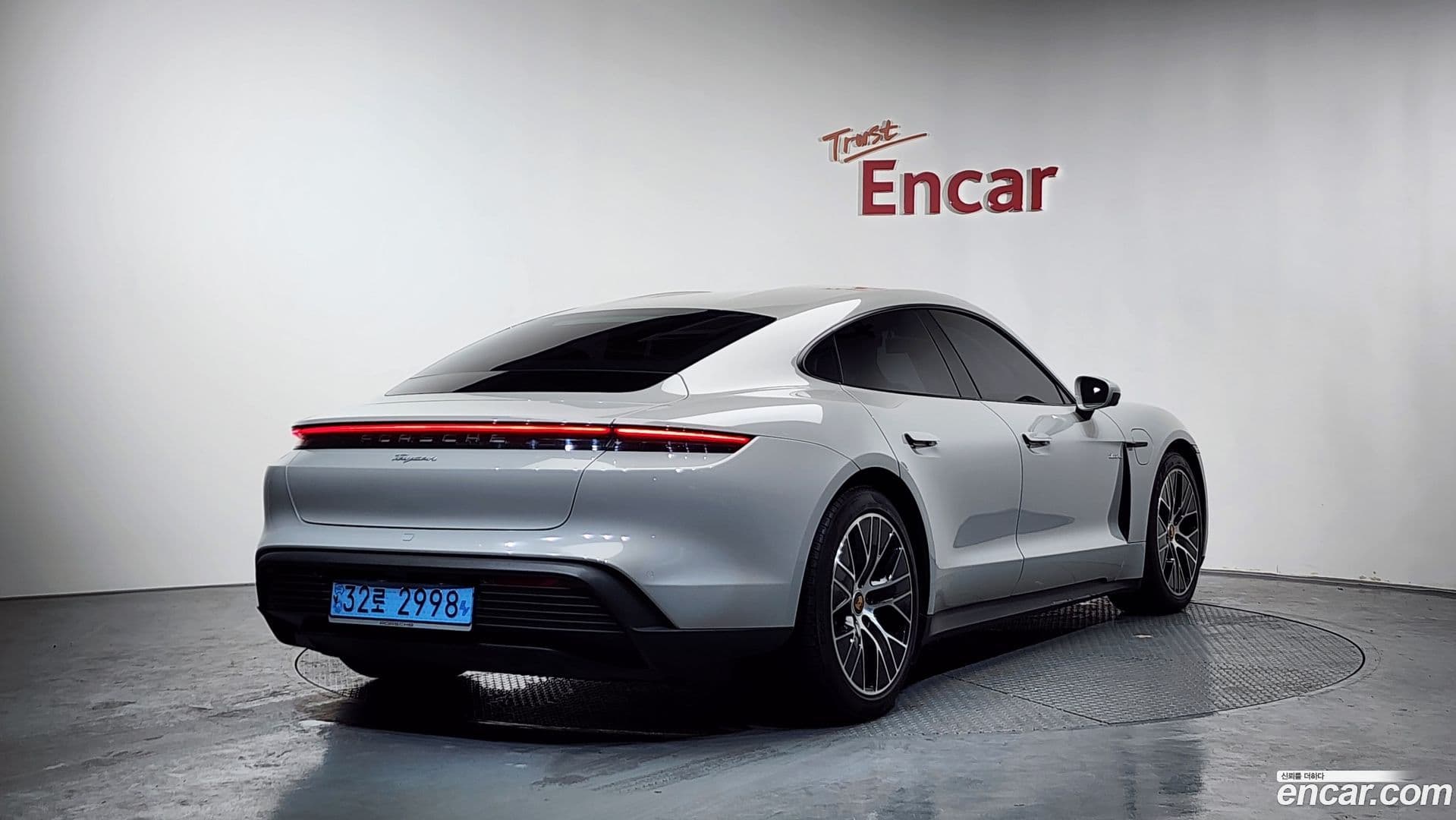 Main__Slider__Photo:Taycan Porsche 2022.5-1