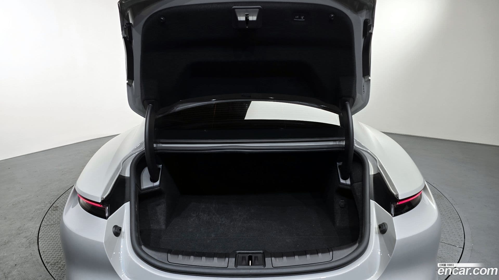 Main__Slider__Photo:Taycan Porsche 2022.5-19