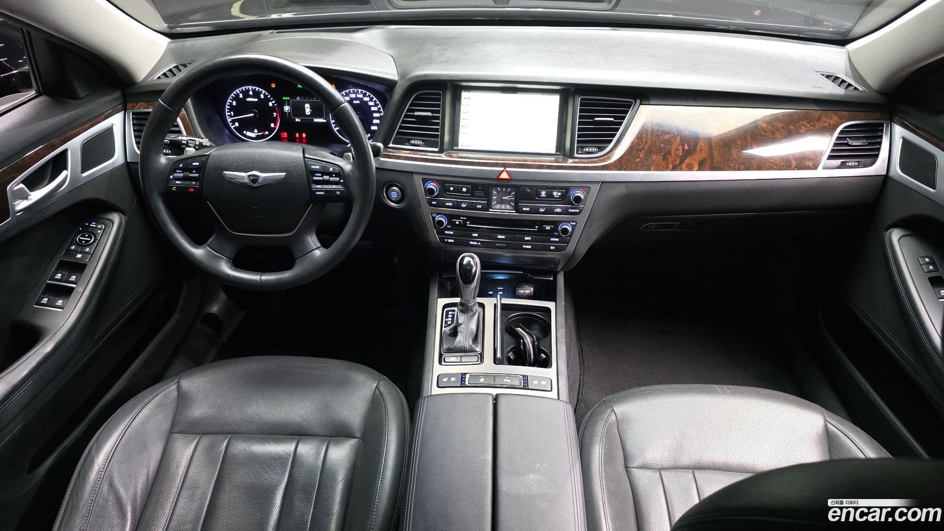 Main__Slider__Photo:Genesis Hyundai 2015.0-6