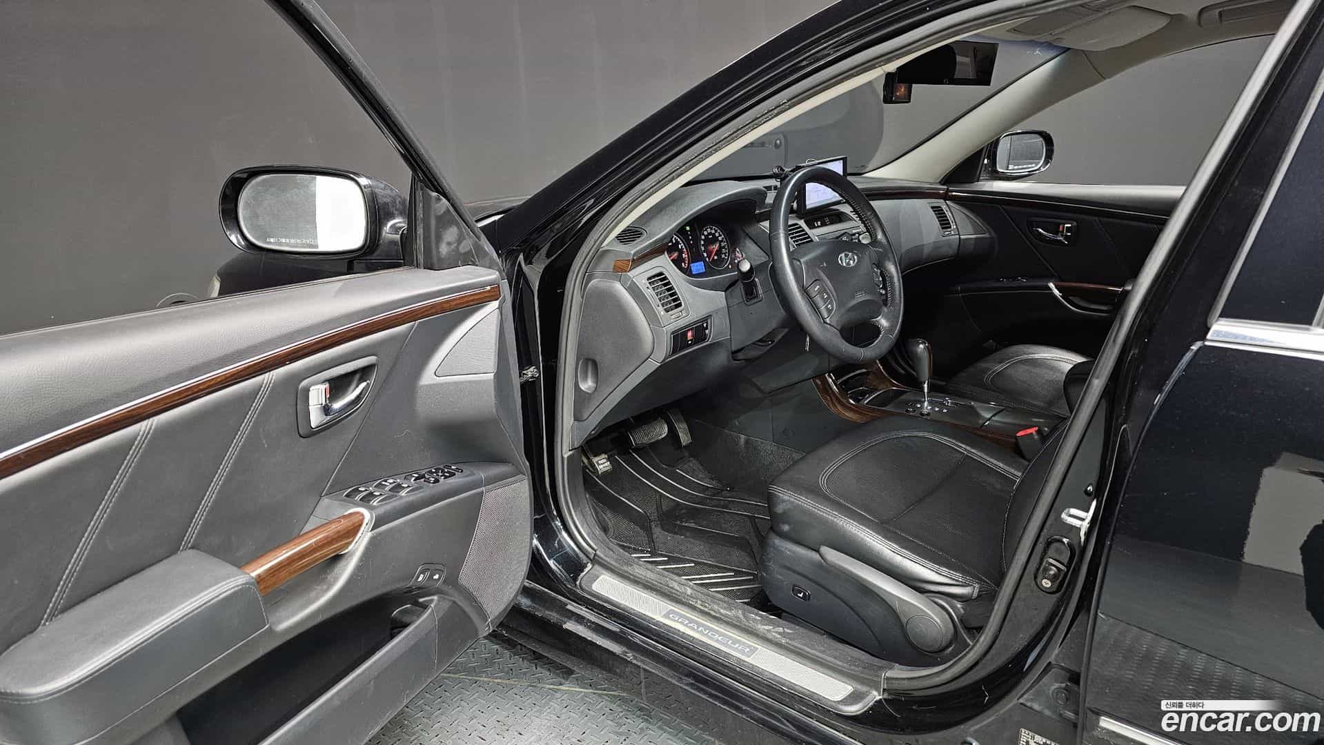 Grandeur Hyundai 2011.2-INNER-010